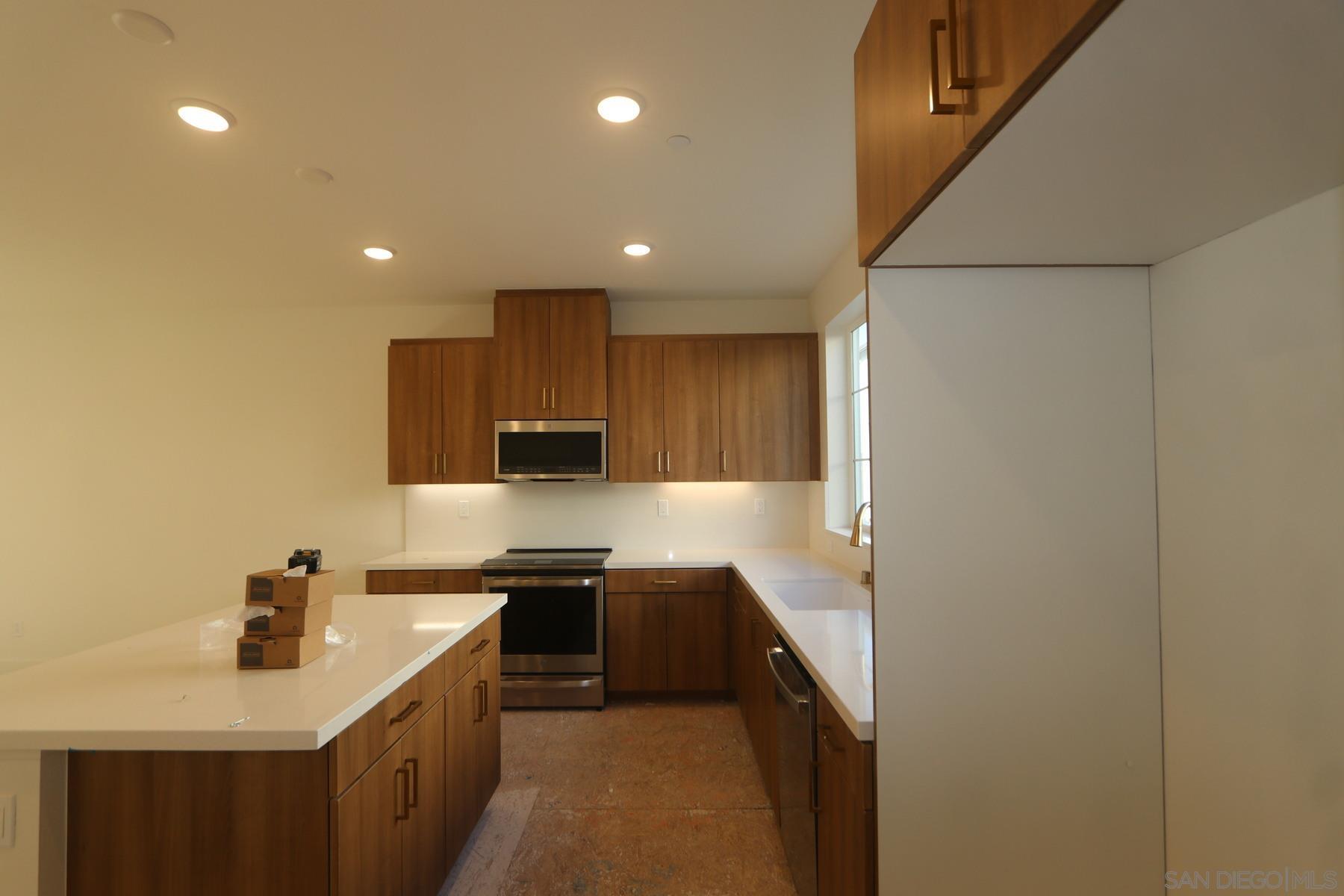 Detail Gallery Image 6 of 7 For 12811  Encantadora Unit 31  #UNIT 31,  San Diego,  CA 92129 - 3 Beds | 3/1 Baths