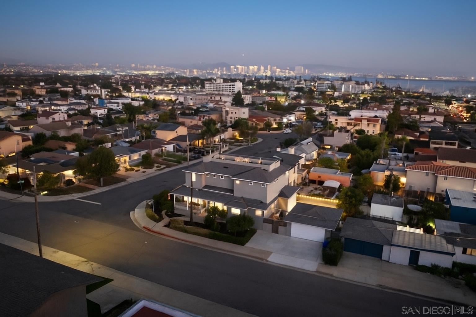 Detail Gallery Image 4 of 58 For 1525  Willow St, San Diego,  CA 92106 - 4 Beds | 4 Baths