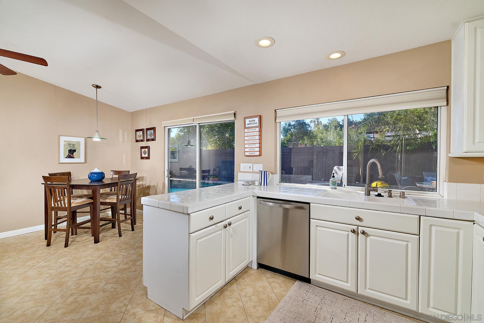 Detail Gallery Image 10 of 26 For 9970  Mesa Madera Dr, San Diego,  CA 92131 - 3 Beds | 2 Baths