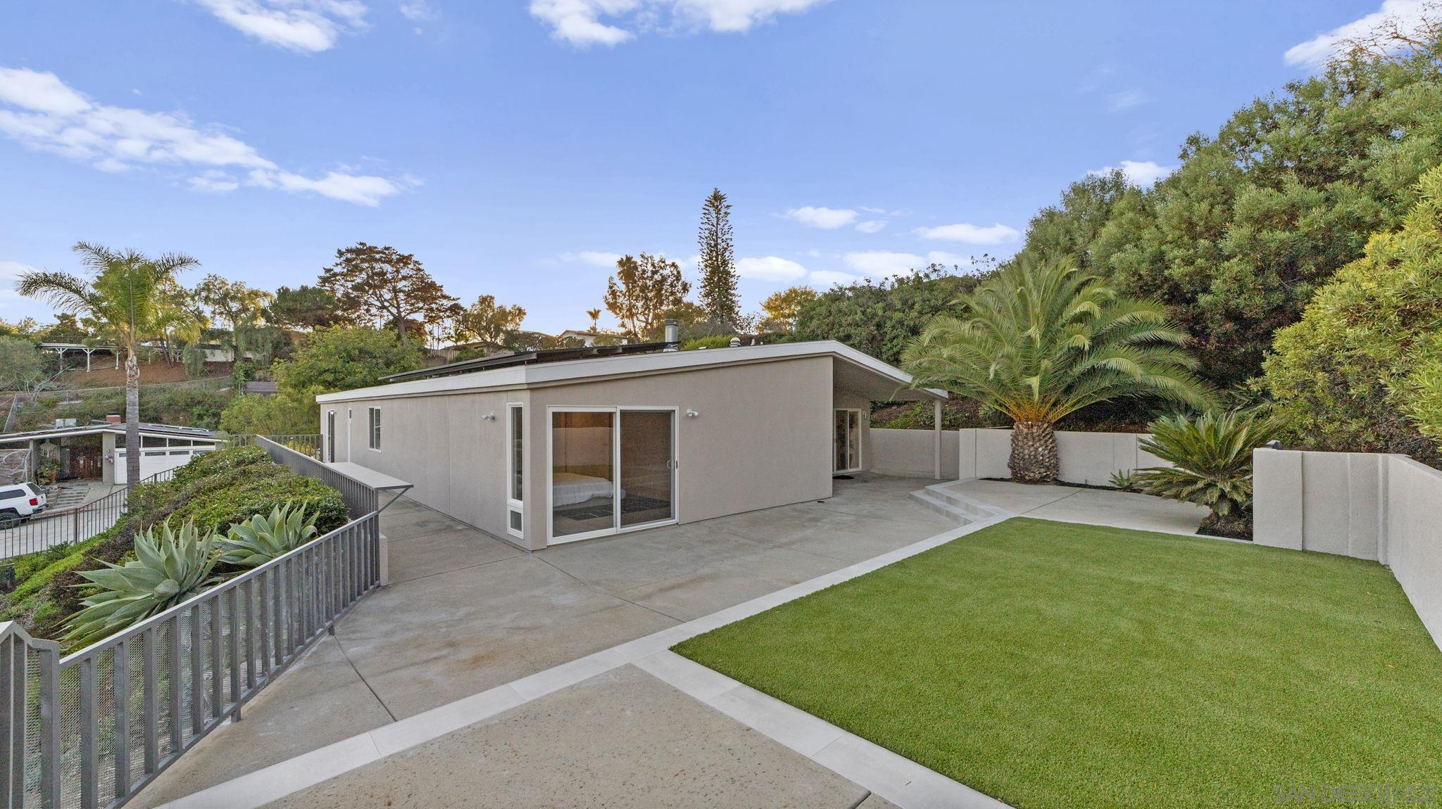 Detail Gallery Image 2 of 49 For 4909  Pacifica Dr, San Diego,  CA 92109 - 3 Beds | 2/1 Baths