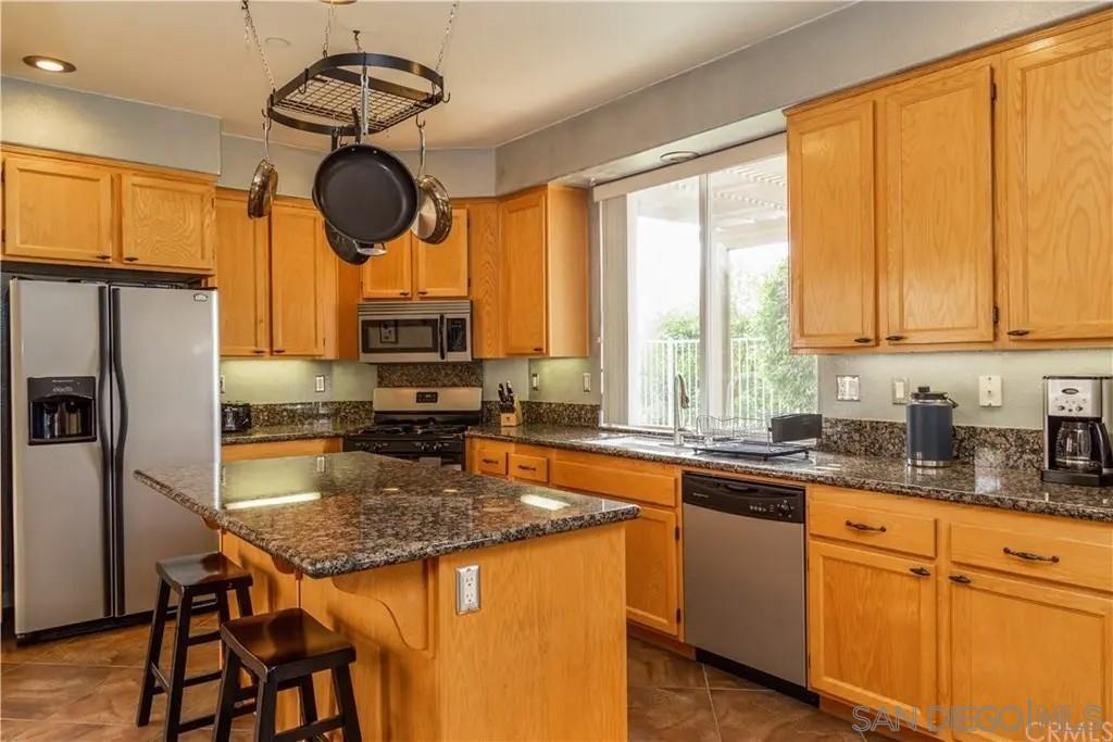 Detail Gallery Image 9 of 34 For Poets Sq, Fallbrook,  CA 92028 - 4 Beds | 3 Baths