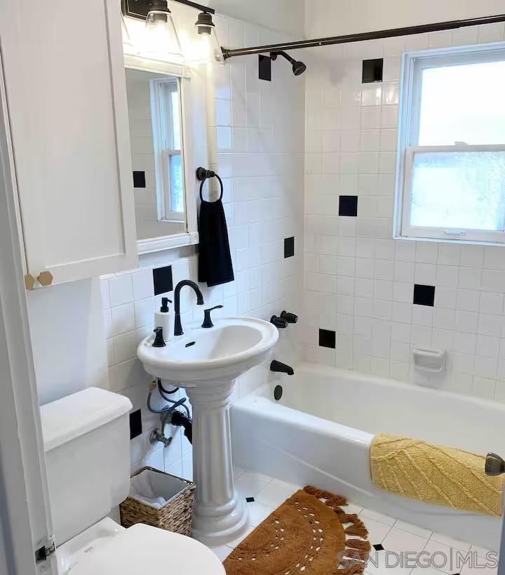 Detail Gallery Image 5 of 26 For 525  3rd Street, Encinitas,  CA 92024 - 2 Beds | 1 Baths