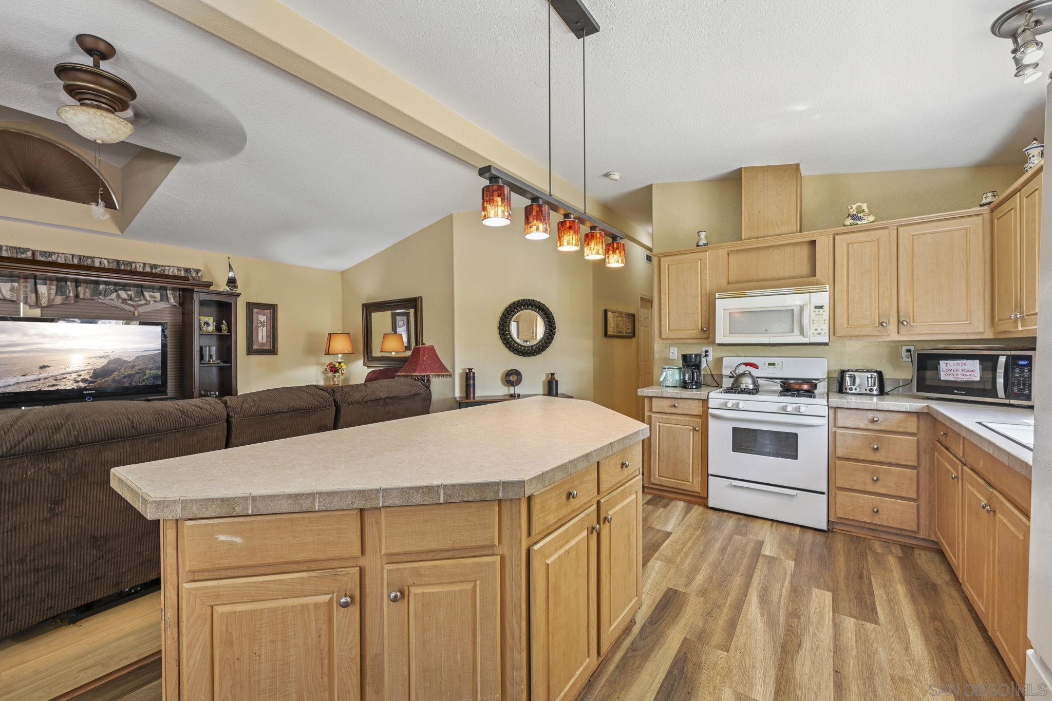 Detail Gallery Image 11 of 24 For 500  Bahama Drive, Hemet,  CA 92543 - 4 Beds | 3 Baths