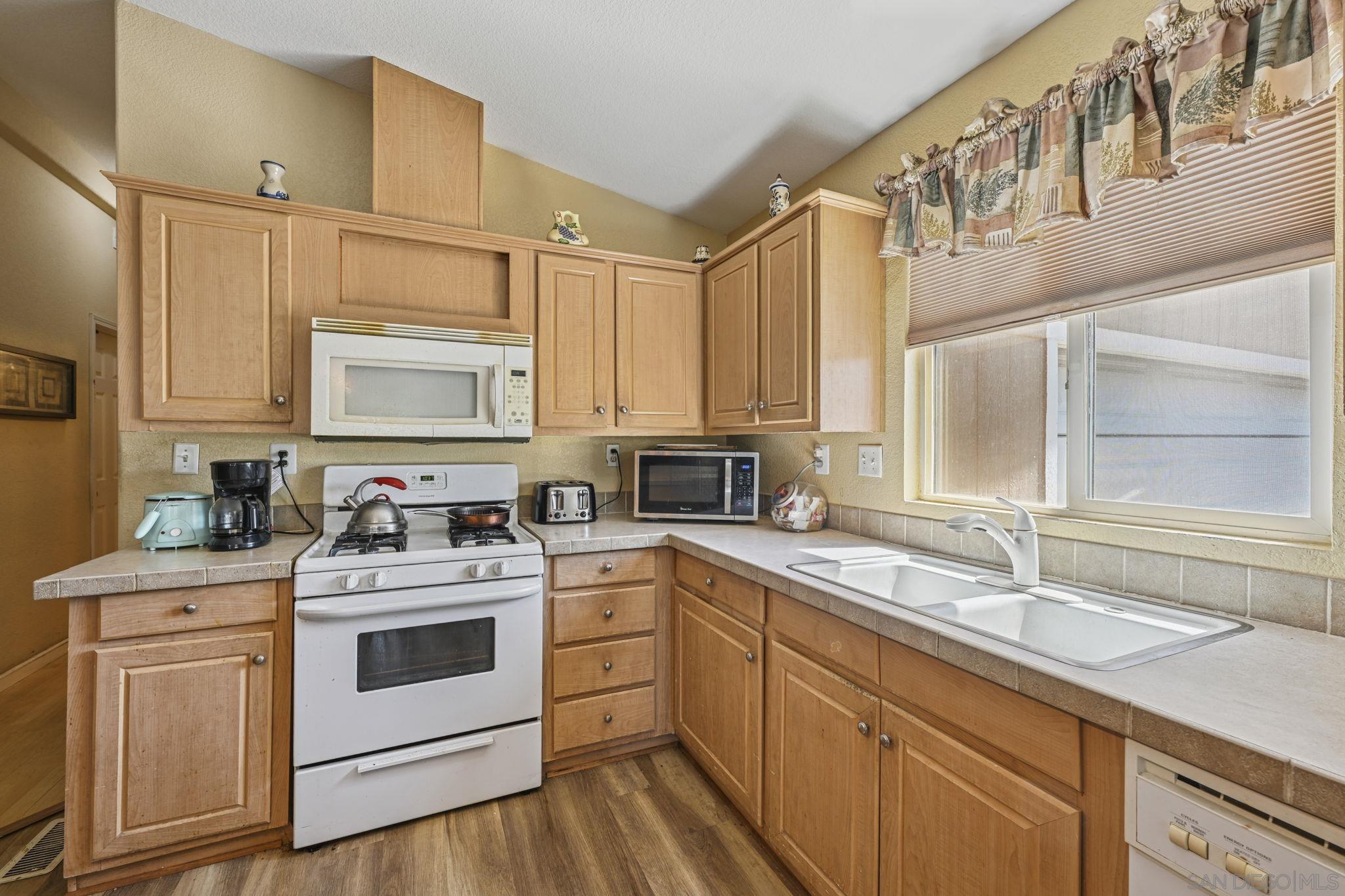 Detail Gallery Image 12 of 24 For 500  Bahama Drive, Hemet,  CA 92543 - 4 Beds | 3 Baths