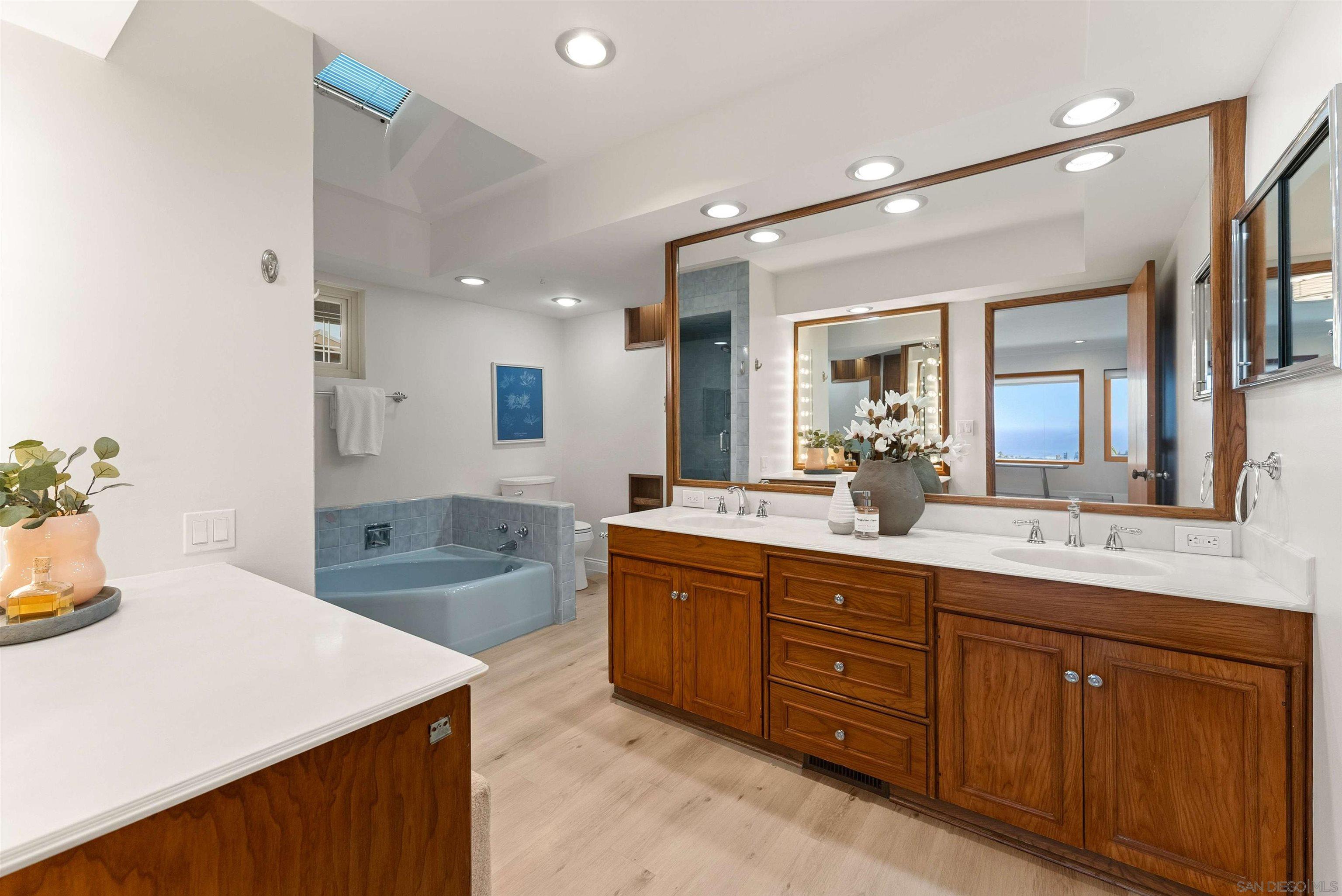Detail Gallery Image 15 of 31 For 1177  Muirlands Vista Way, La Jolla,  CA 92037 - 3 Beds | 2/1 Baths