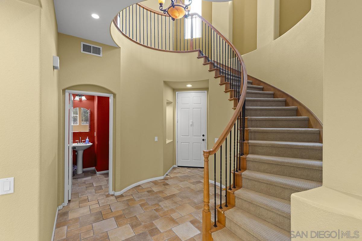 Detail Gallery Image 2 of 46 For 11365  E San Raphael Driveway, San Diego,  CA 92130 - 4 Beds | 2/1 Baths