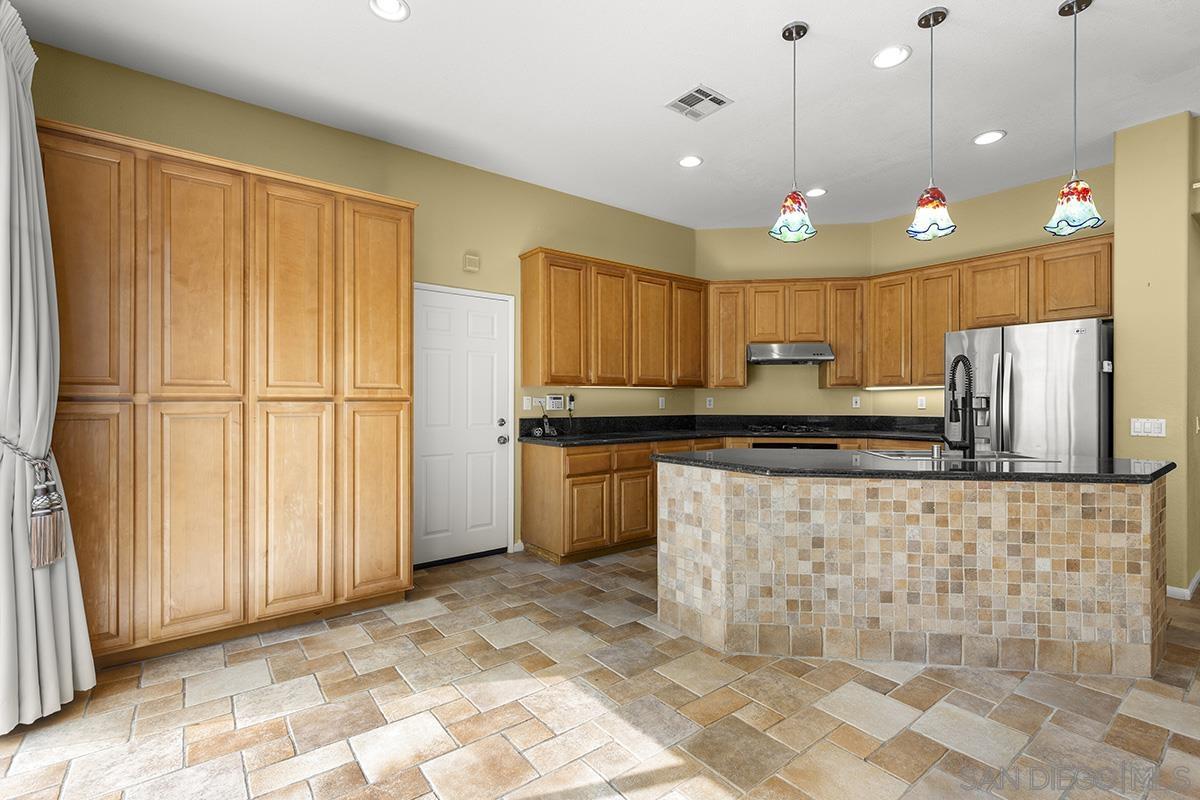 Detail Gallery Image 12 of 46 For 11365  E San Raphael Driveway, San Diego,  CA 92130 - 4 Beds | 2/1 Baths