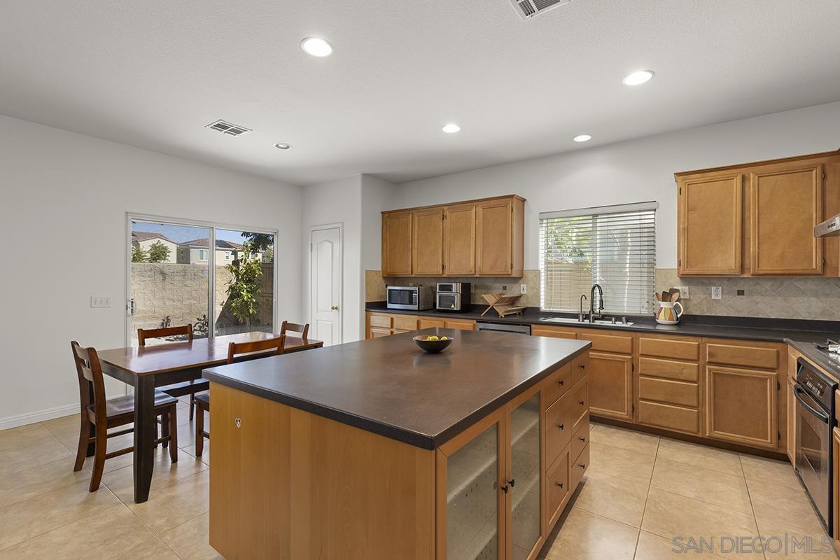 Detail Gallery Image 13 of 43 For 4322  Vista Verde Way, Oceanside,  CA 92057 - 5 Beds | 3 Baths