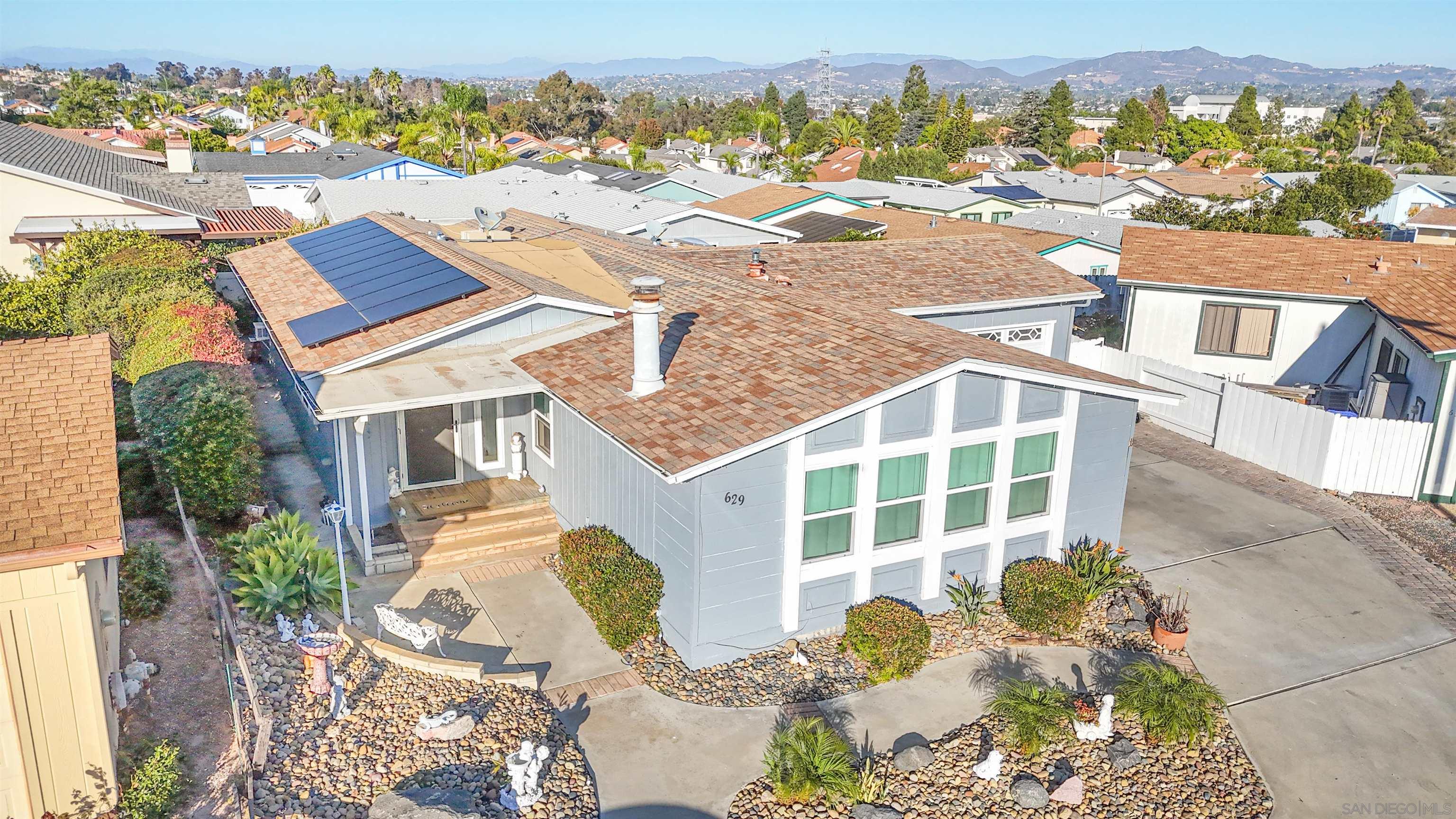 Detail Gallery Image 3 of 19 For 629  via Santiago, Vista,  CA 92081 - 2 Beds | 2 Baths