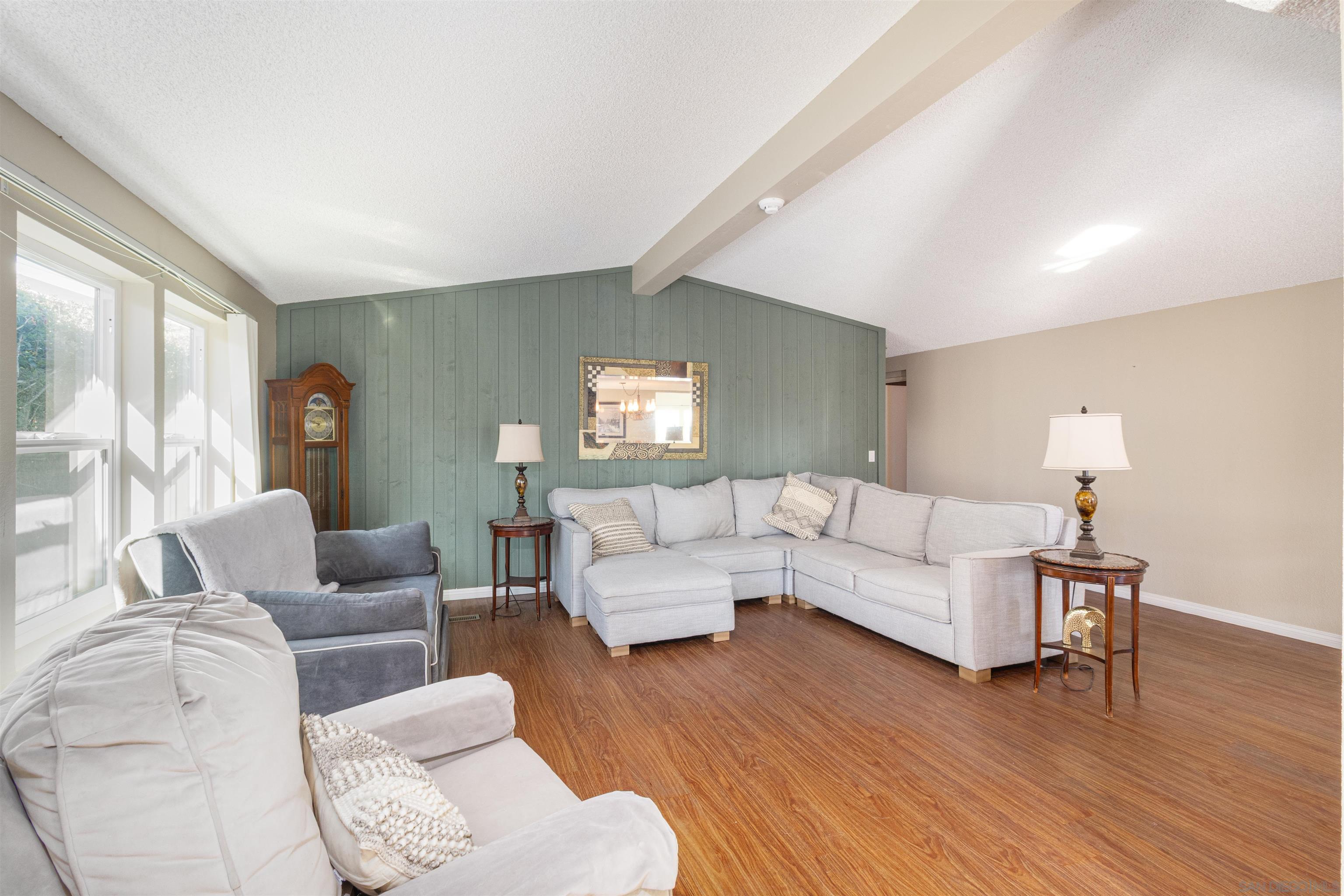 Detail Gallery Image 5 of 19 For 629  via Santiago, Vista,  CA 92081 - 2 Beds | 2 Baths