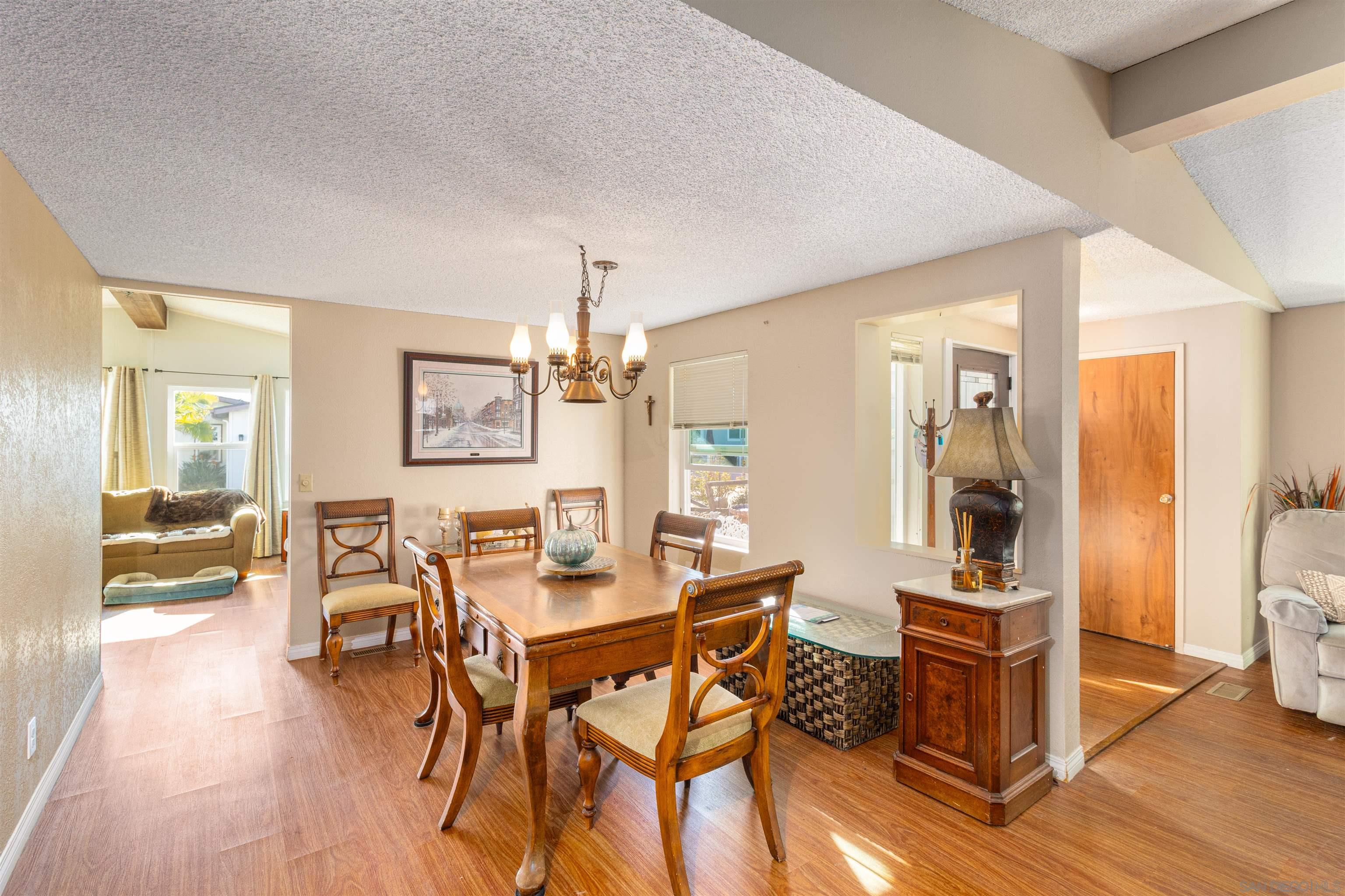 Detail Gallery Image 7 of 19 For 629  via Santiago, Vista,  CA 92081 - 2 Beds | 2 Baths