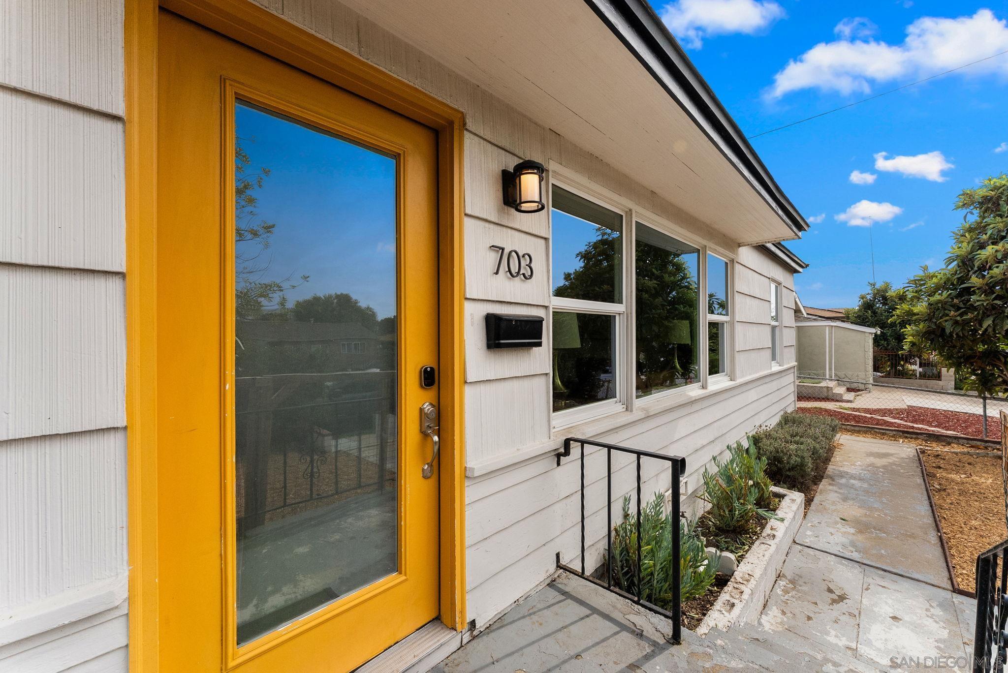 Detail Gallery Image 5 of 46 For 703  40th St, San Diego,  CA 92102 - 5 Beds | 2 Baths