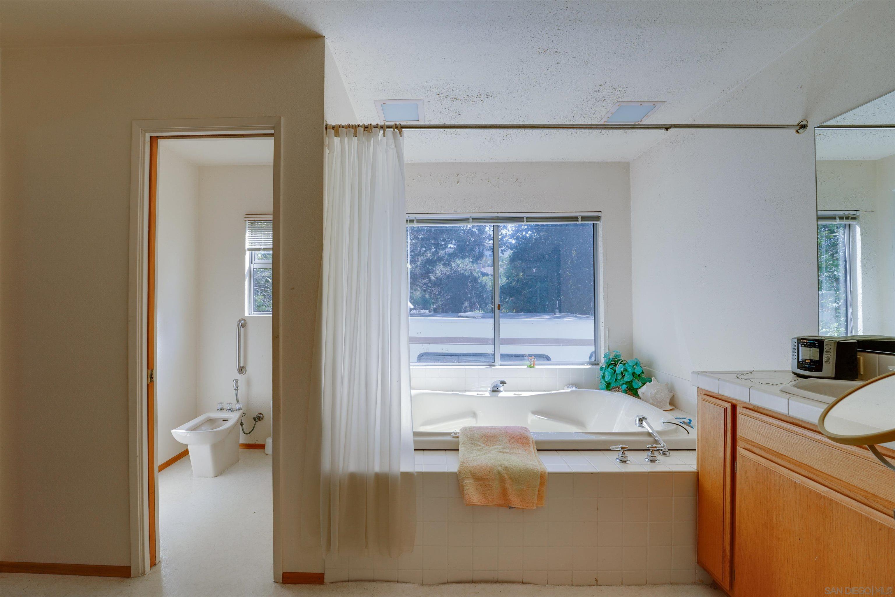 Detail Gallery Image 5 of 12 For 11446  Meadow Creek Road, El Cajon,  CA 92020 - 4 Beds | 3/1 Baths