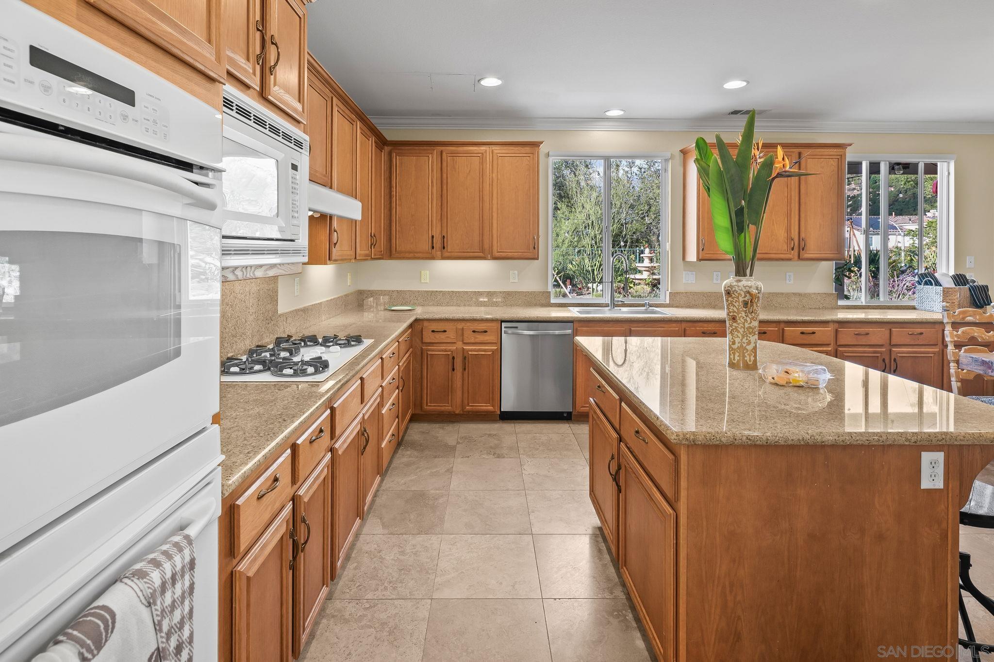 Detail Gallery Image 11 of 75 For 624  Ridgemont Cir, Escondido,  CA 92027 - 5 Beds | 4/1 Baths