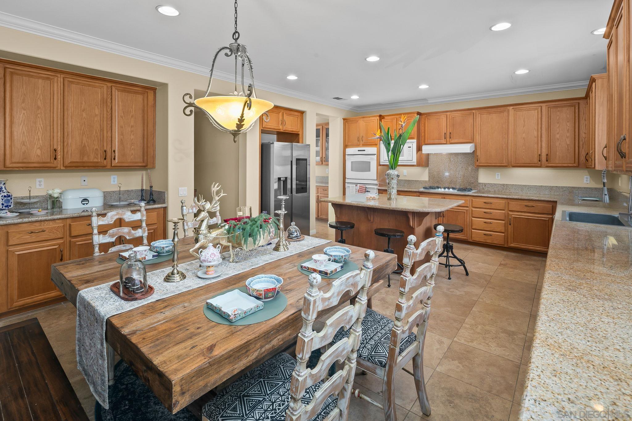 Detail Gallery Image 4 of 75 For 624  Ridgemont Cir, Escondido,  CA 92027 - 5 Beds | 4/1 Baths