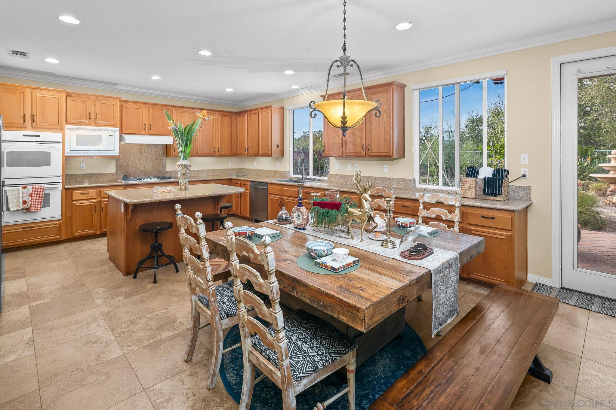 Detail Gallery Image 5 of 75 For 624  Ridgemont Cir, Escondido,  CA 92027 - 5 Beds | 4/1 Baths