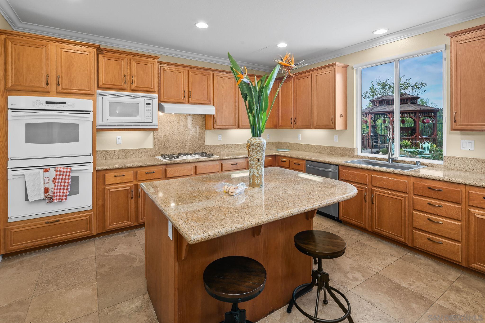 Detail Gallery Image 6 of 75 For 624  Ridgemont Cir, Escondido,  CA 92027 - 5 Beds | 4/1 Baths