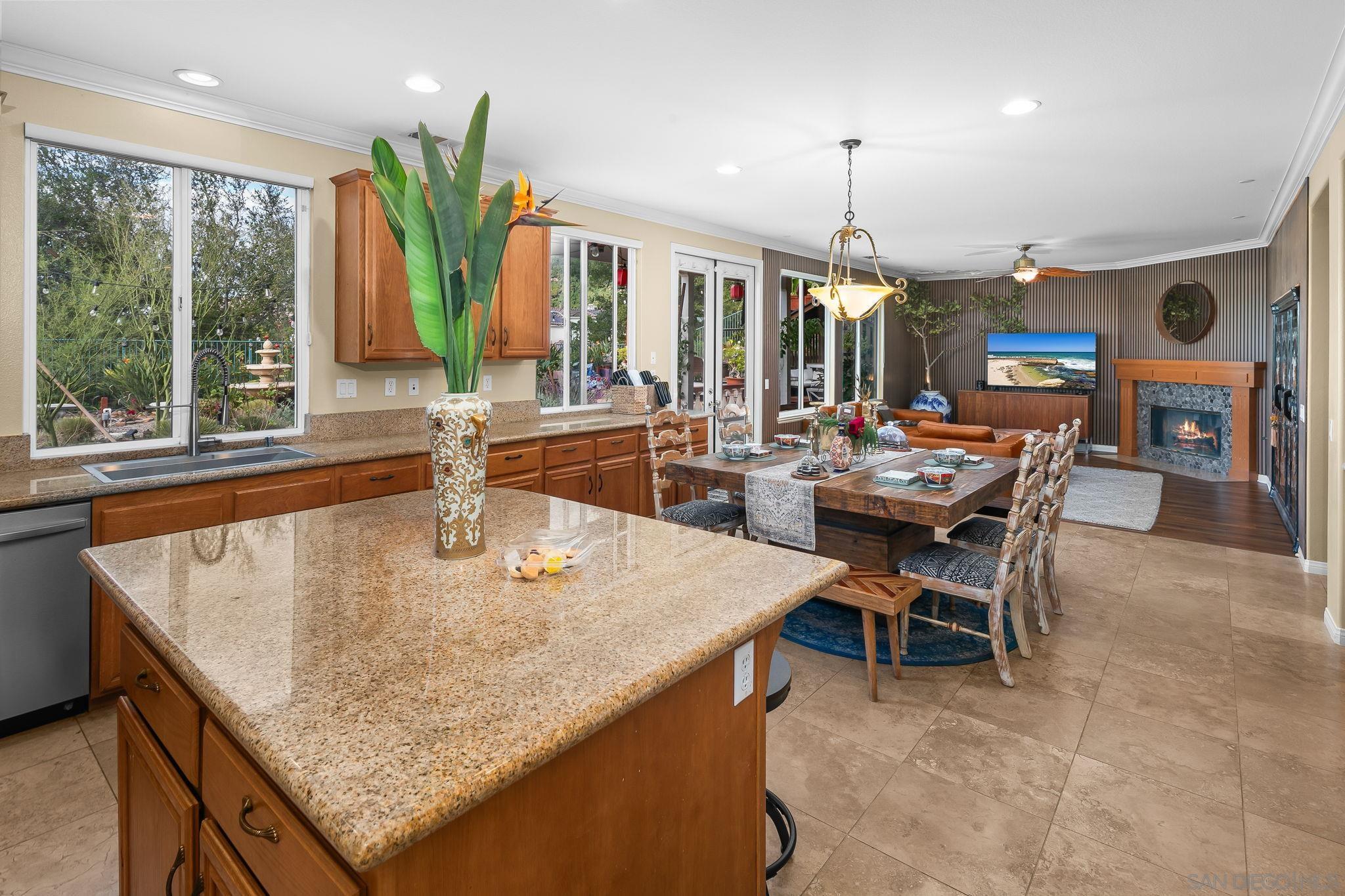 Detail Gallery Image 7 of 75 For 624  Ridgemont Cir, Escondido,  CA 92027 - 5 Beds | 4/1 Baths