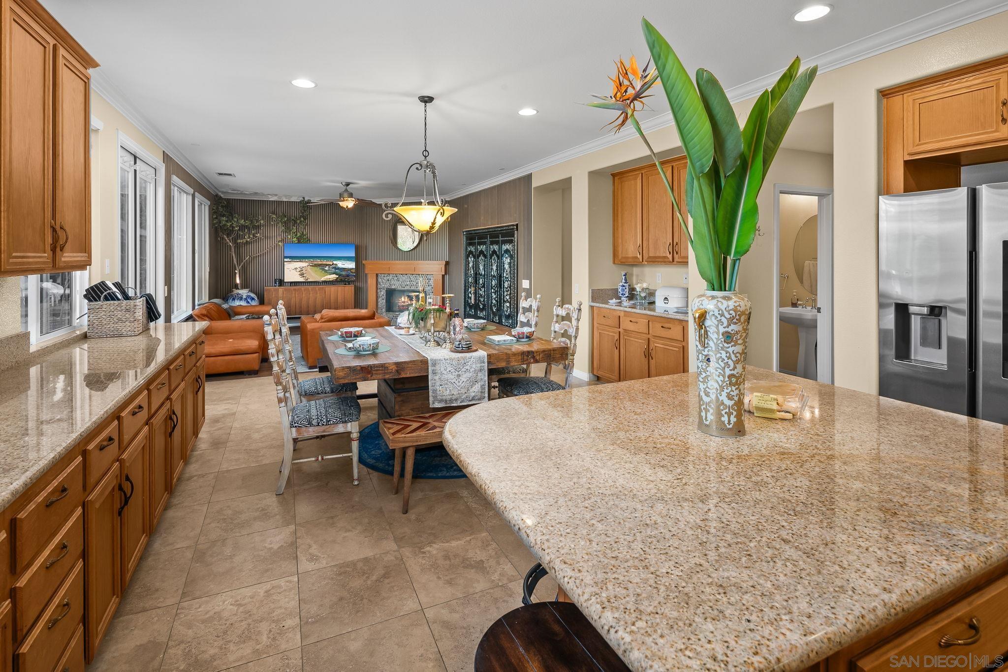 Detail Gallery Image 8 of 75 For 624  Ridgemont Cir, Escondido,  CA 92027 - 5 Beds | 4/1 Baths