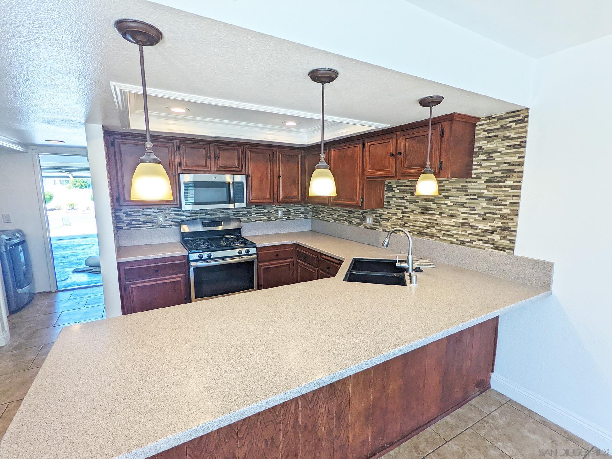 Detail Gallery Image 9 of 32 For 343  Rolling Hills Ln, San Marcos,  CA 92069 - 3 Beds | 3 Baths