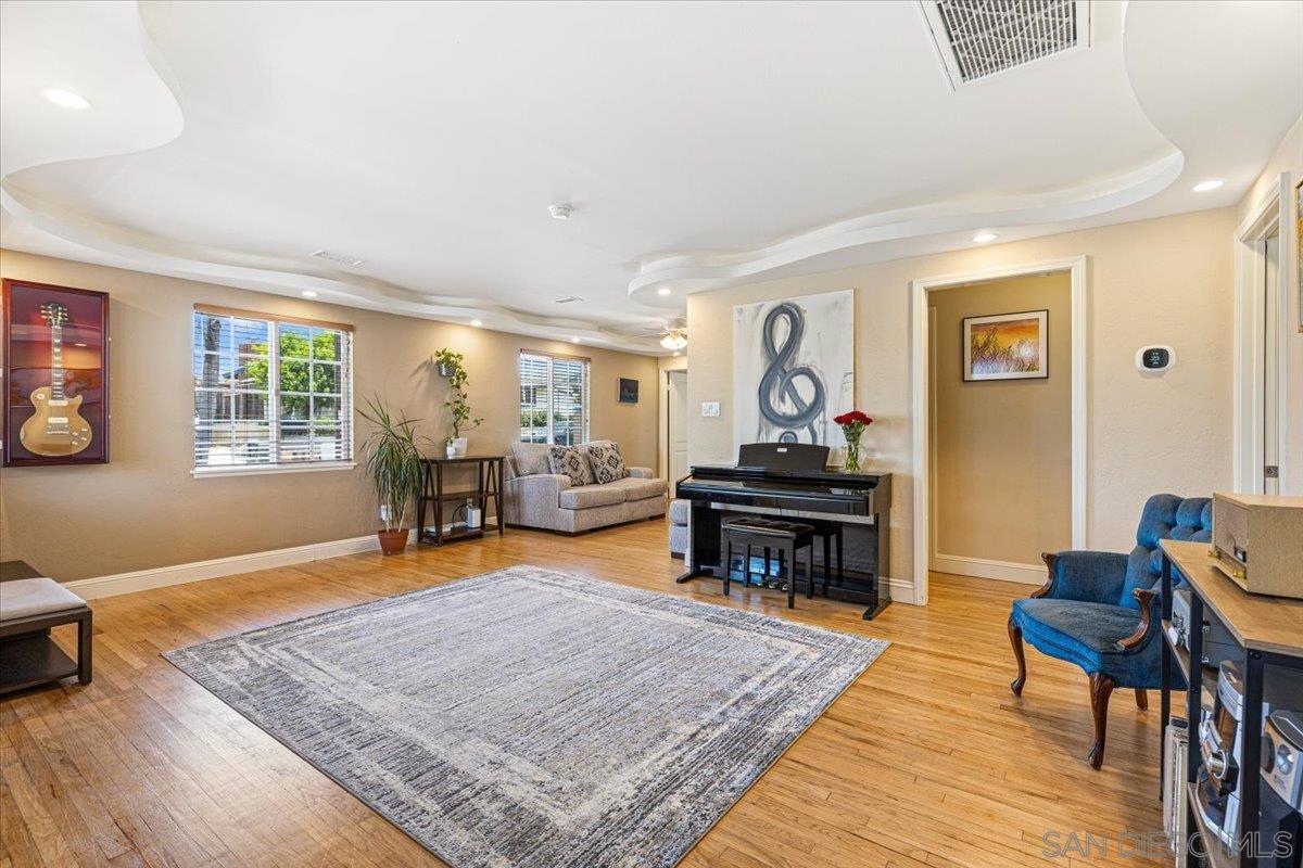 Detail Gallery Image 5 of 27 For 6295  Calle Pavana, San Diego,  CA 92139 - 3 Beds | 2 Baths