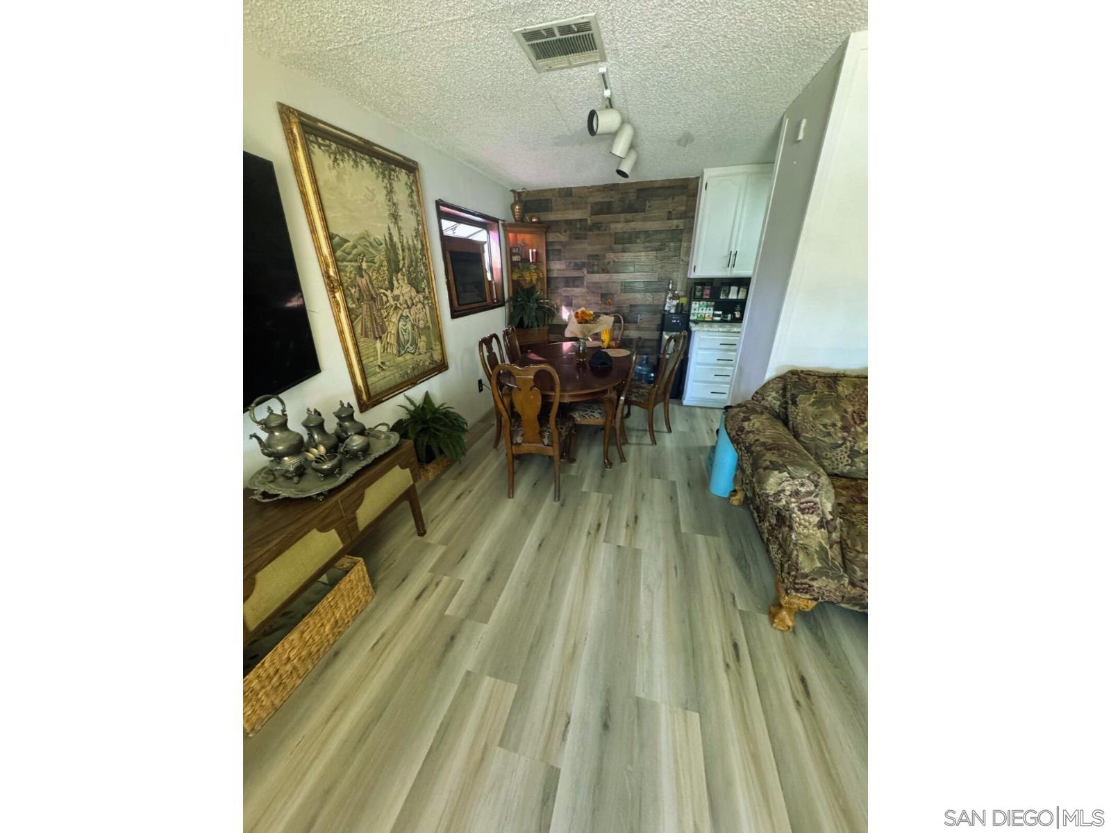 Detail Gallery Image 6 of 29 For 15185  Candice Ct, Moreno Valley,  CA 92551 - 4 Beds | 2 Baths