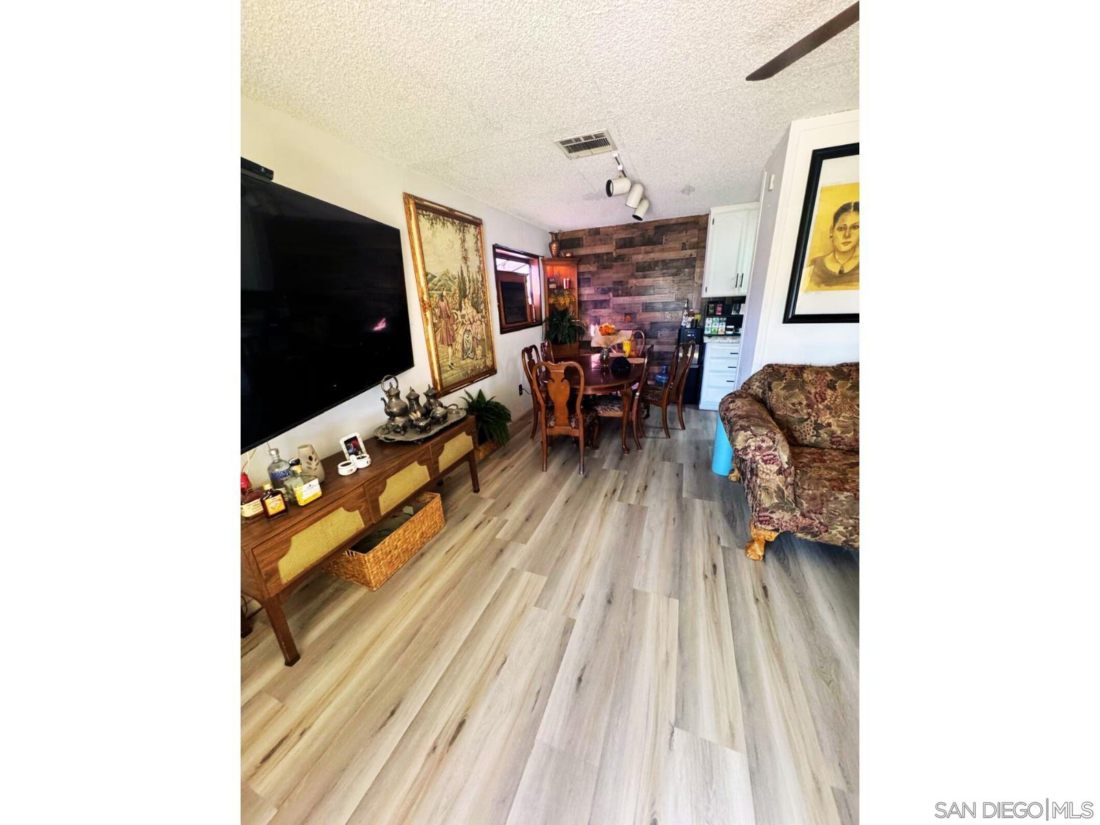 Detail Gallery Image 8 of 29 For 15185  Candice Ct, Moreno Valley,  CA 92551 - 4 Beds | 2 Baths