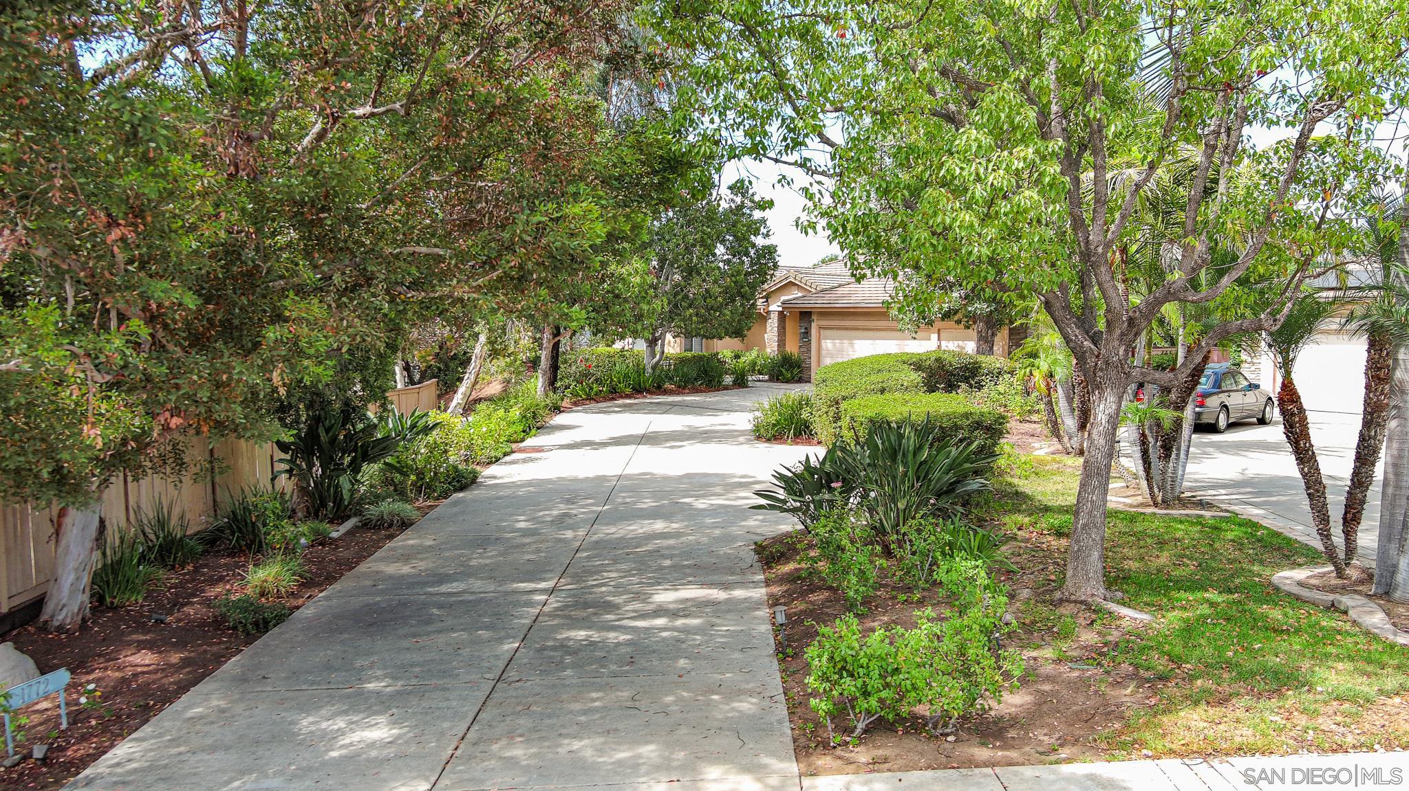 Detail Gallery Image 12 of 69 For 1772  Crescent Knolls Gln, Escondido,  CA 92029 - 4 Beds | 3 Baths