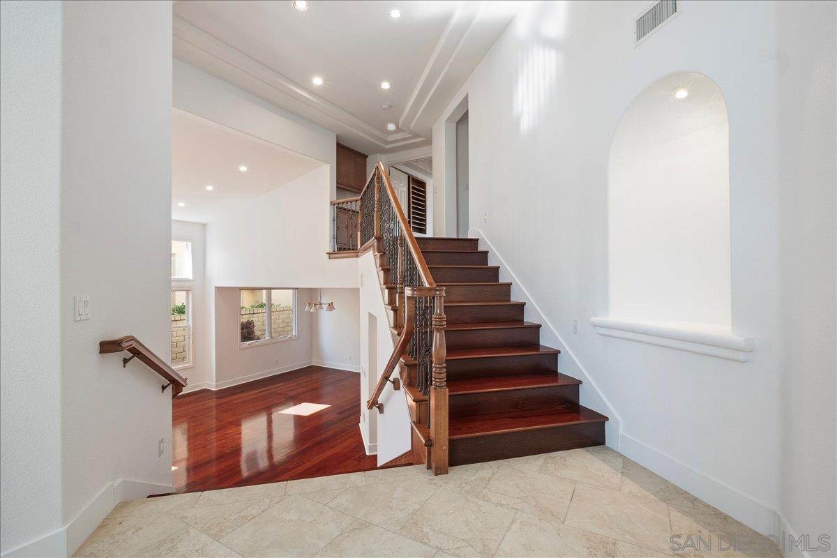 Detail Gallery Image 19 of 44 For 5448  Caminito Bayo, La Jolla,  CA 92037 - 3 Beds | 3 Baths