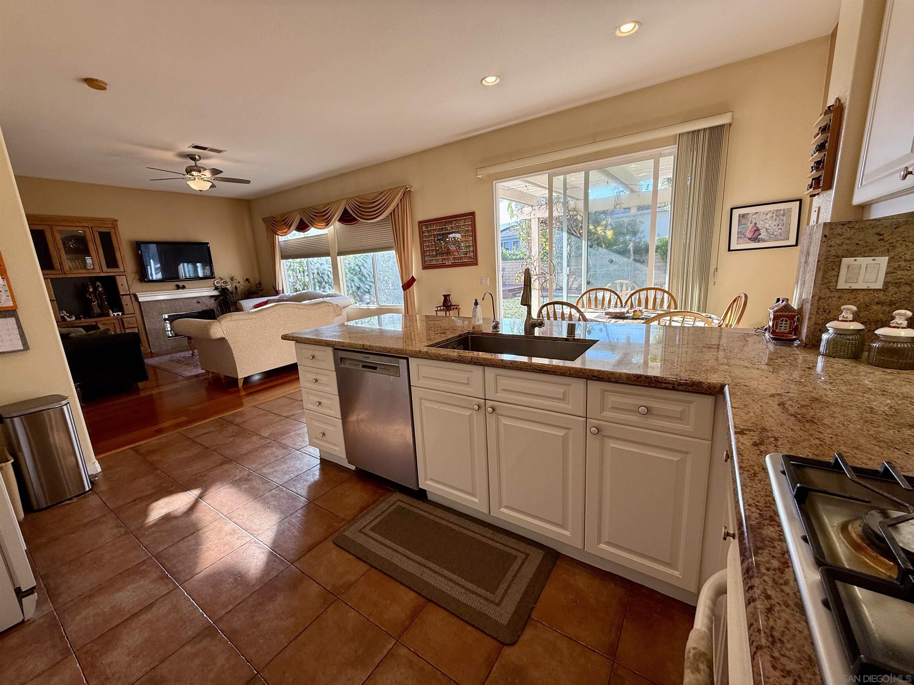 Detail Gallery Image 2 of 45 For 5559 Willowmere  Ln, San Diego,  CA 92130 - 5 Beds | 3 Baths