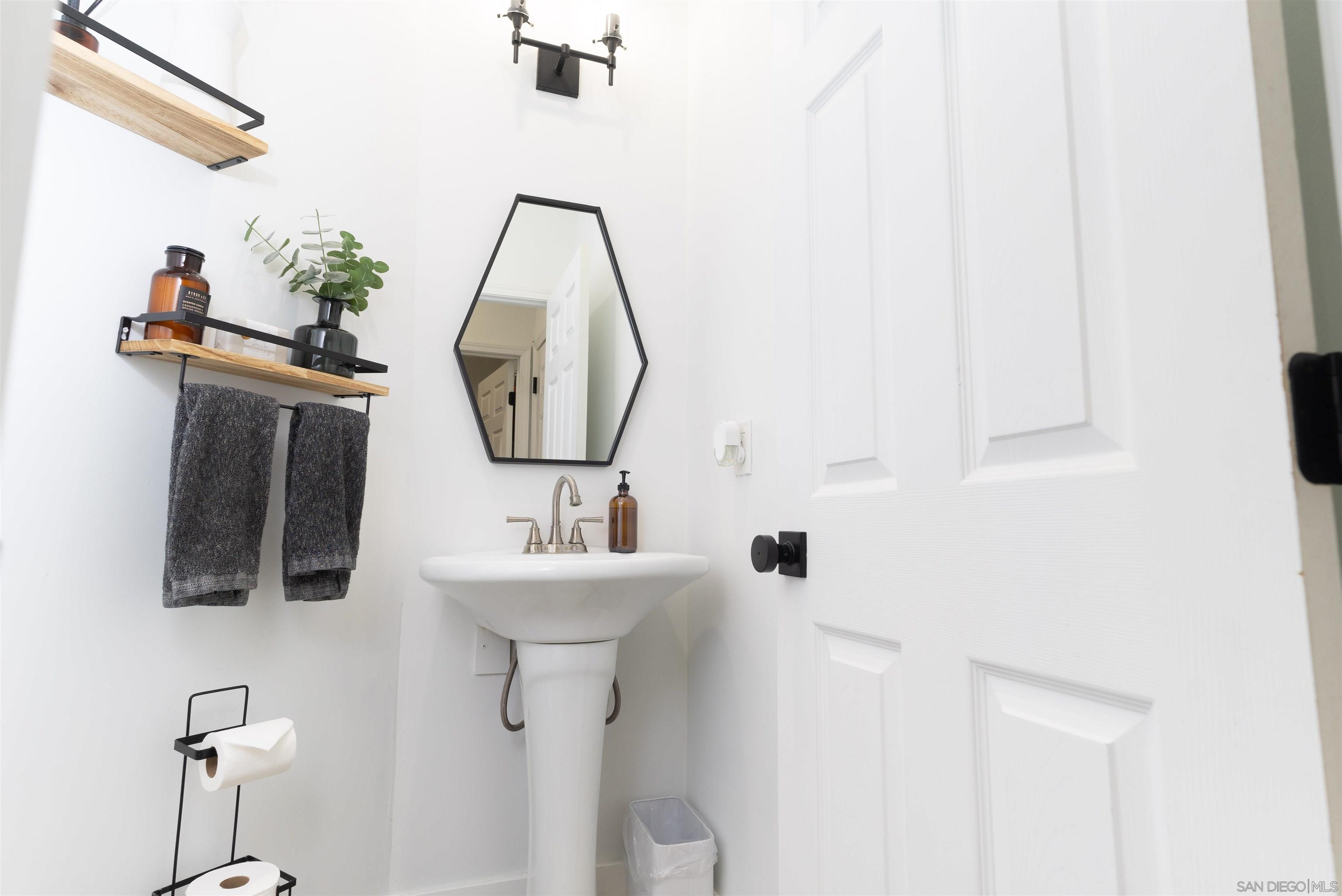 Detail Gallery Image 17 of 58 For 4104  Creekside Ct, National City,  CA 91950 - 4 Beds | 2/1 Baths