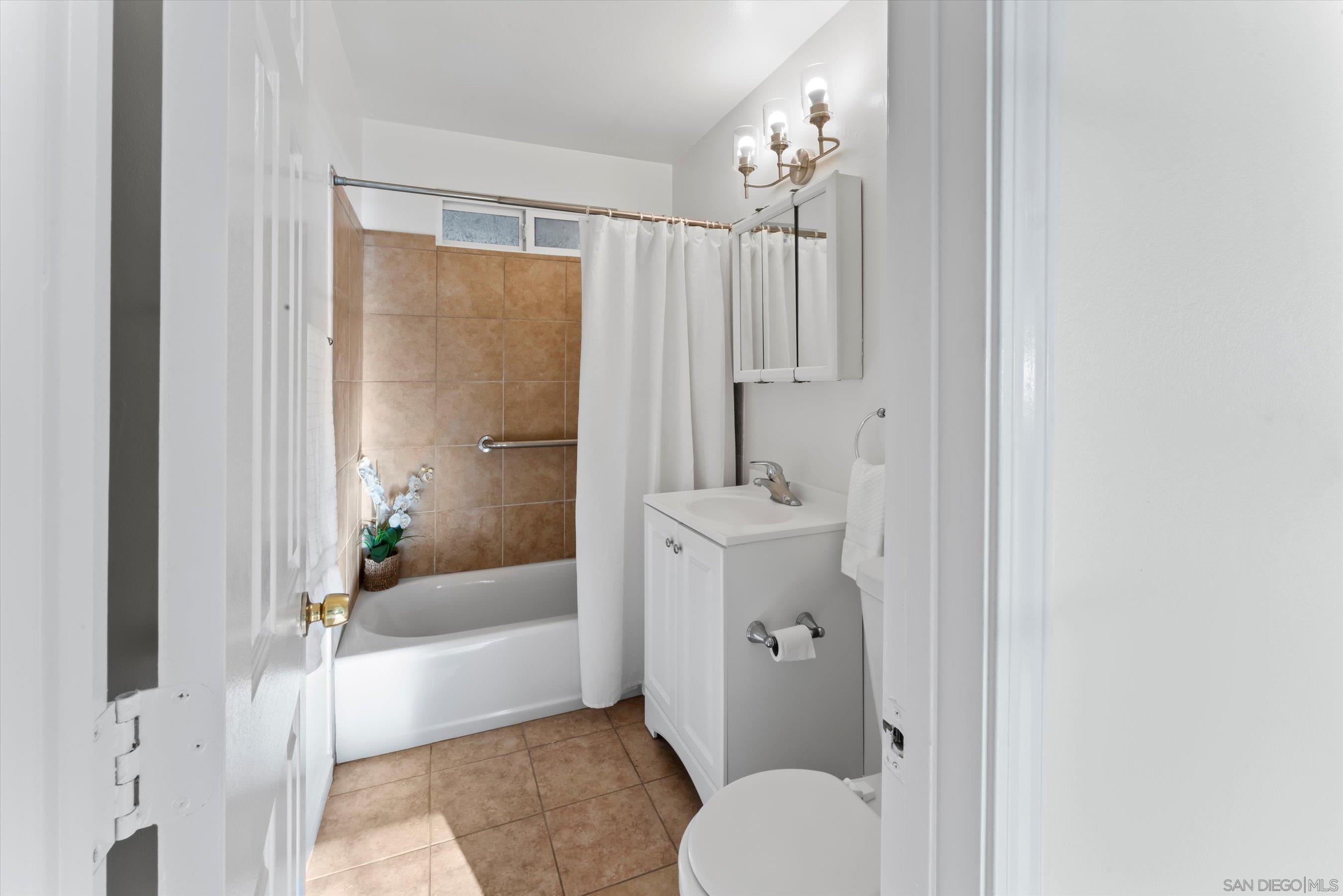 Detail Gallery Image 8 of 27 For 511  Sunnyside, San Diego,  CA 92114 - 4 Beds | 2 Baths