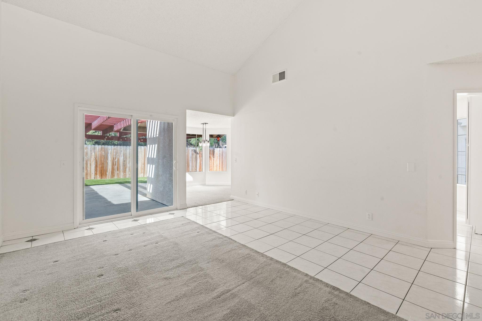 Detail Gallery Image 11 of 60 For 1223  Manzana Way, San Diego,  CA 92139 - 4 Beds | 3 Baths