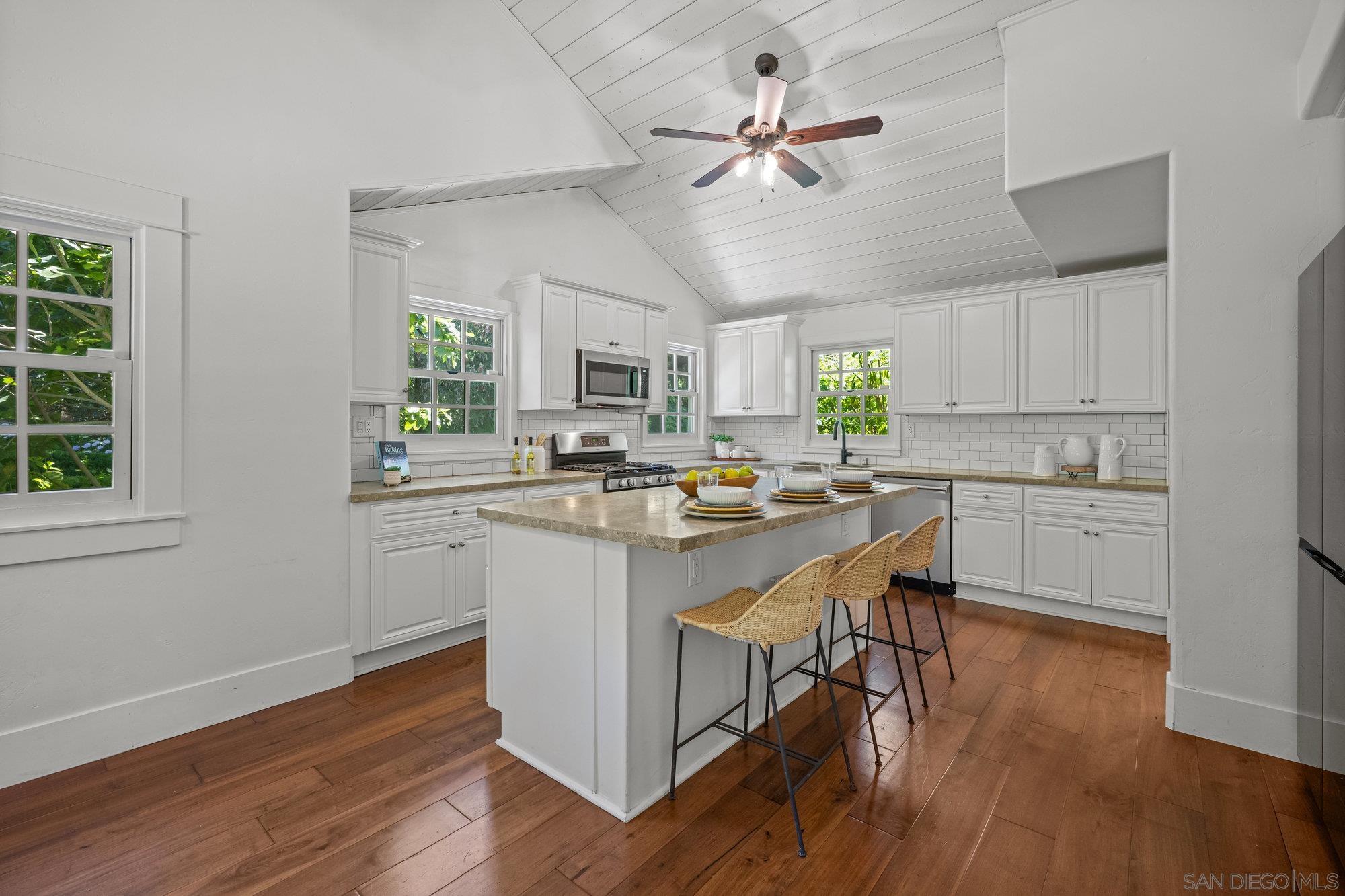 Detail Gallery Image 12 of 55 For 3412  Buena Creek Rd, Vista,  CA 92084 - 5 Beds | 3 Baths