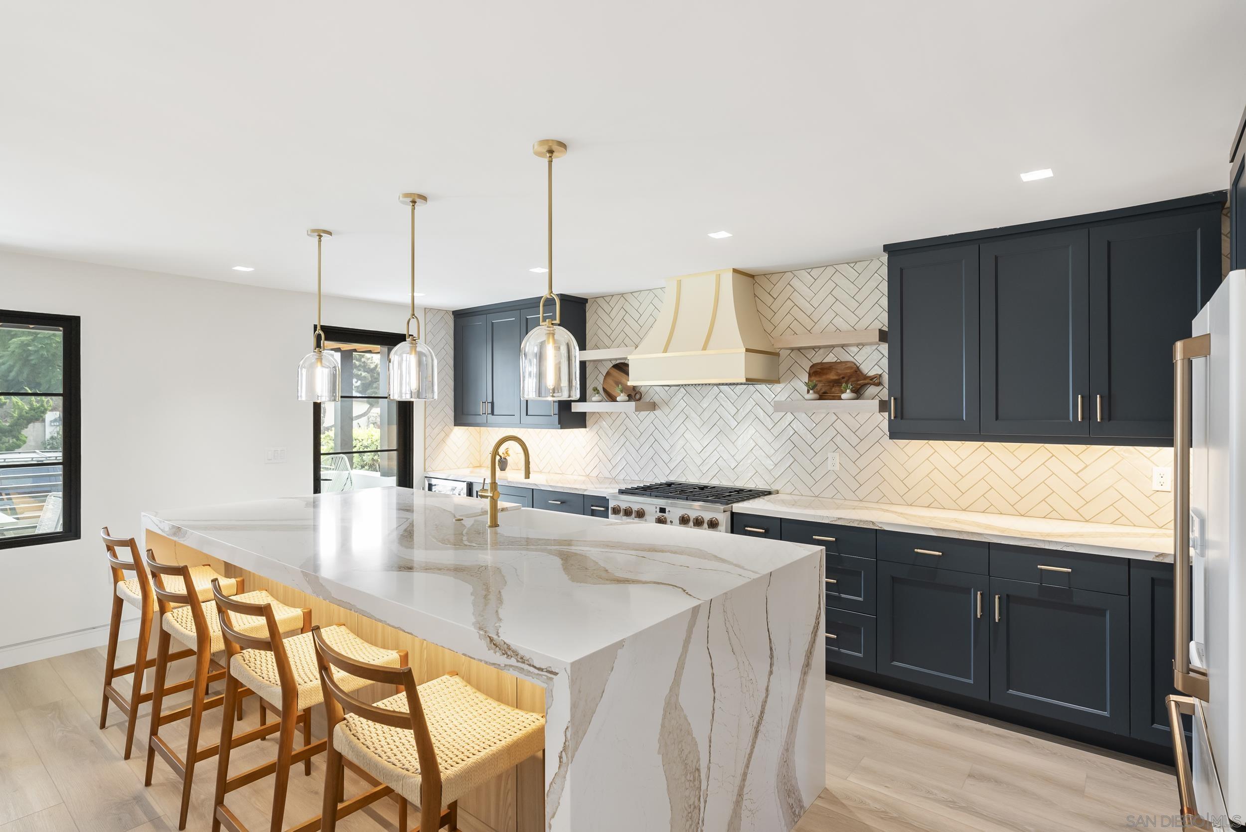 Detail Gallery Image 2 of 33 For 952  Pacific Beach Dr, San Diego,  CA 92109 - 5 Beds | 4/1 Baths