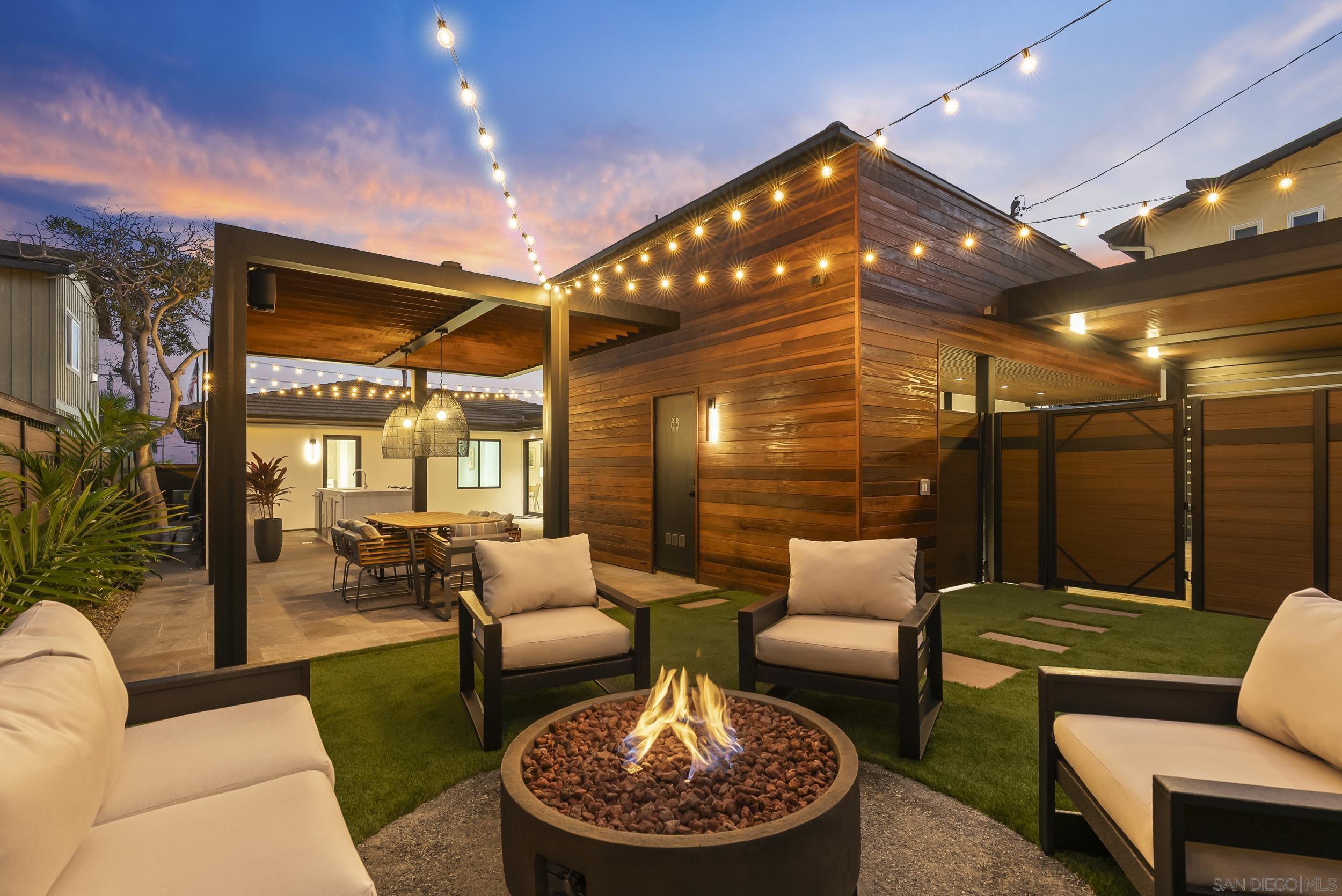 Detail Gallery Image 11 of 33 For 952  Pacific Beach Dr, San Diego,  CA 92109 - 5 Beds | 4/1 Baths