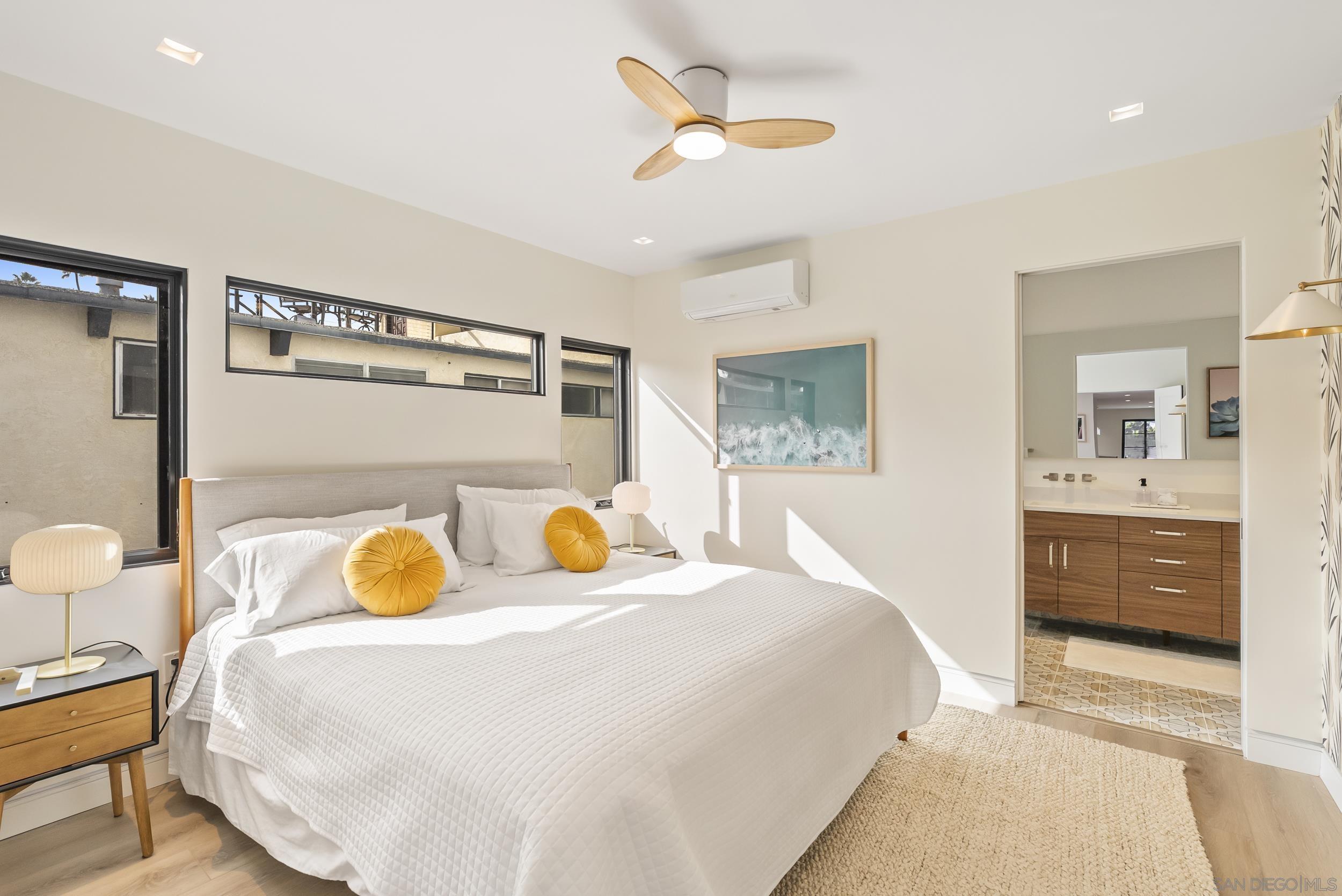 Detail Gallery Image 15 of 33 For 952  Pacific Beach Dr, San Diego,  CA 92109 - 5 Beds | 4/1 Baths