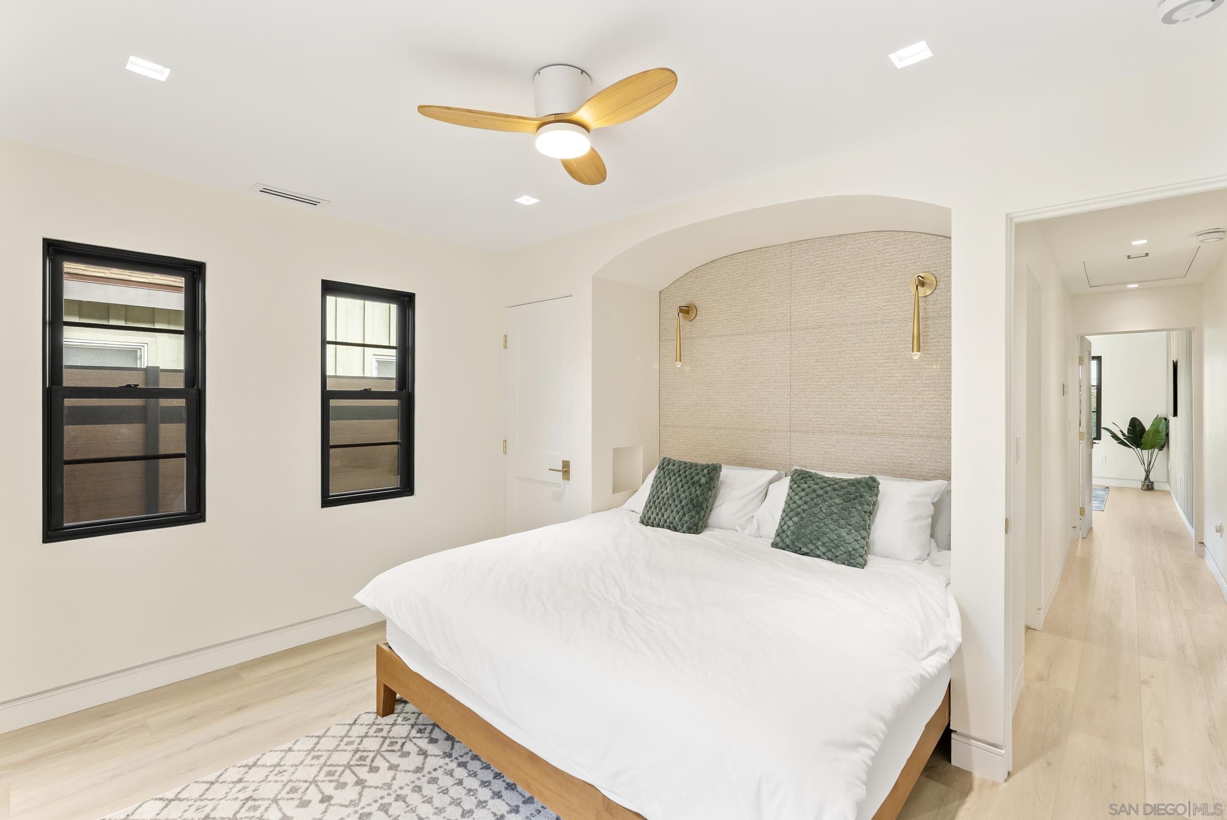 Detail Gallery Image 21 of 33 For 952  Pacific Beach Dr, San Diego,  CA 92109 - 5 Beds | 4/1 Baths