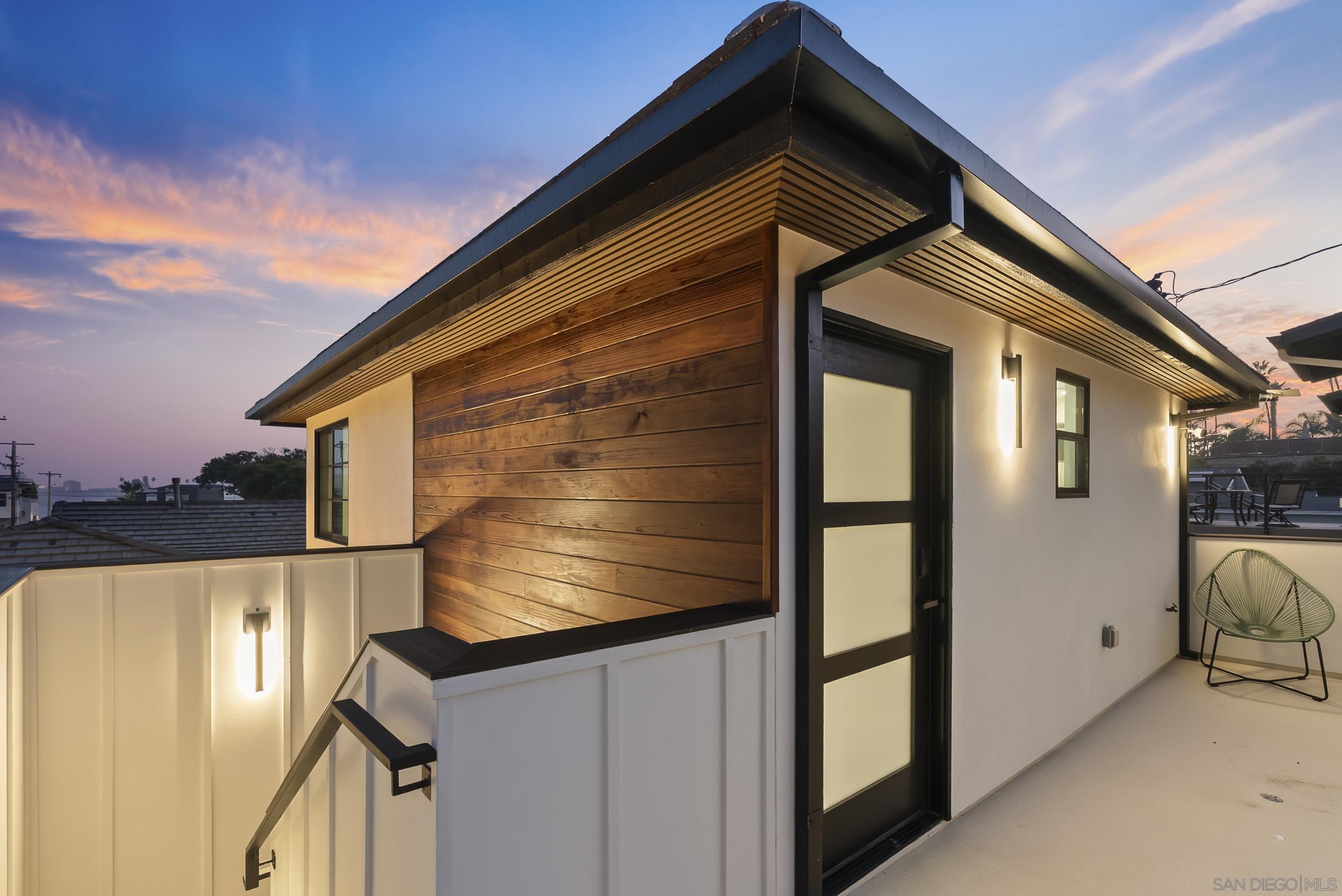 Detail Gallery Image 26 of 33 For 952  Pacific Beach Dr, San Diego,  CA 92109 - 5 Beds | 4/1 Baths