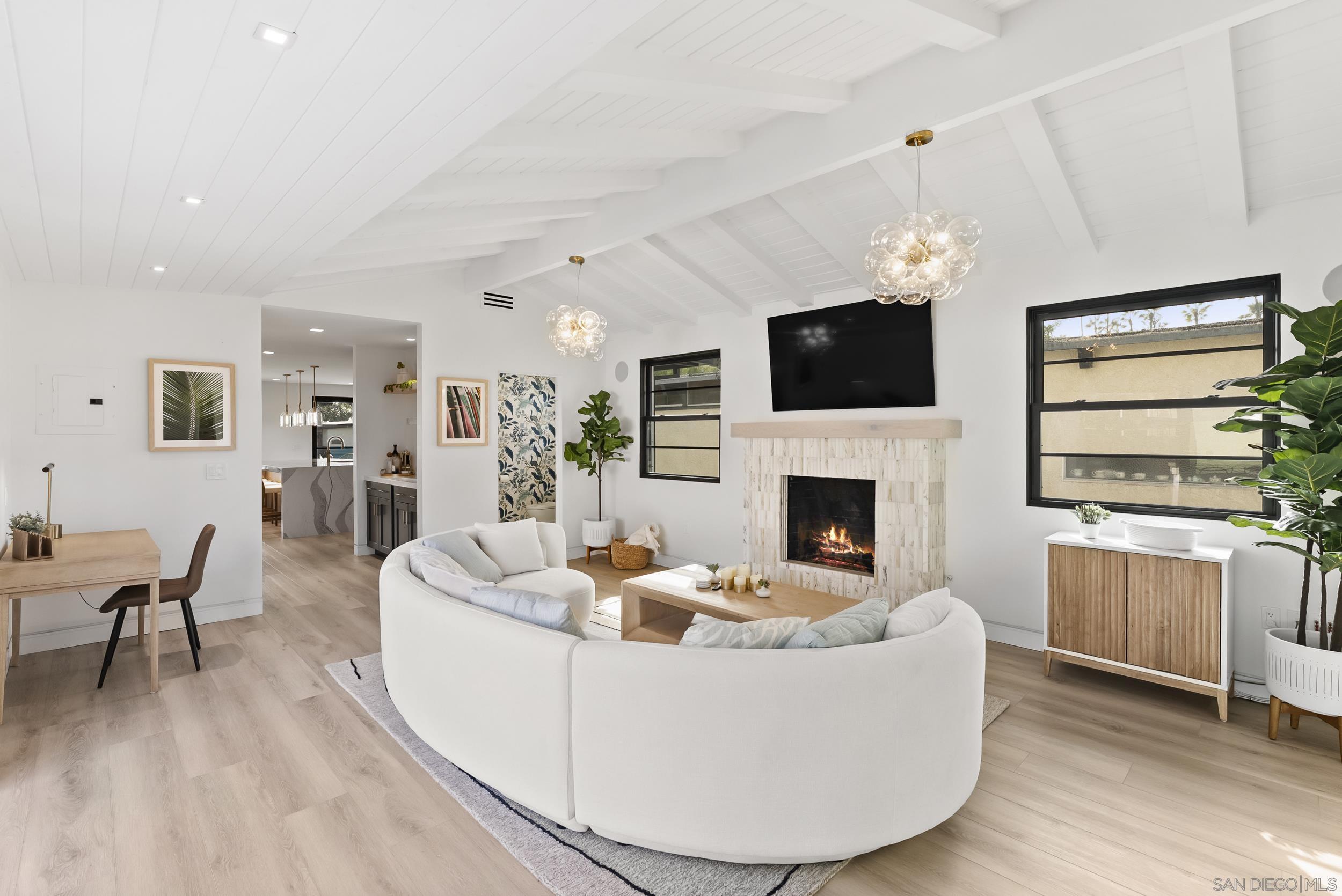 Detail Gallery Image 5 of 33 For 952  Pacific Beach Dr, San Diego,  CA 92109 - 5 Beds | 4/1 Baths