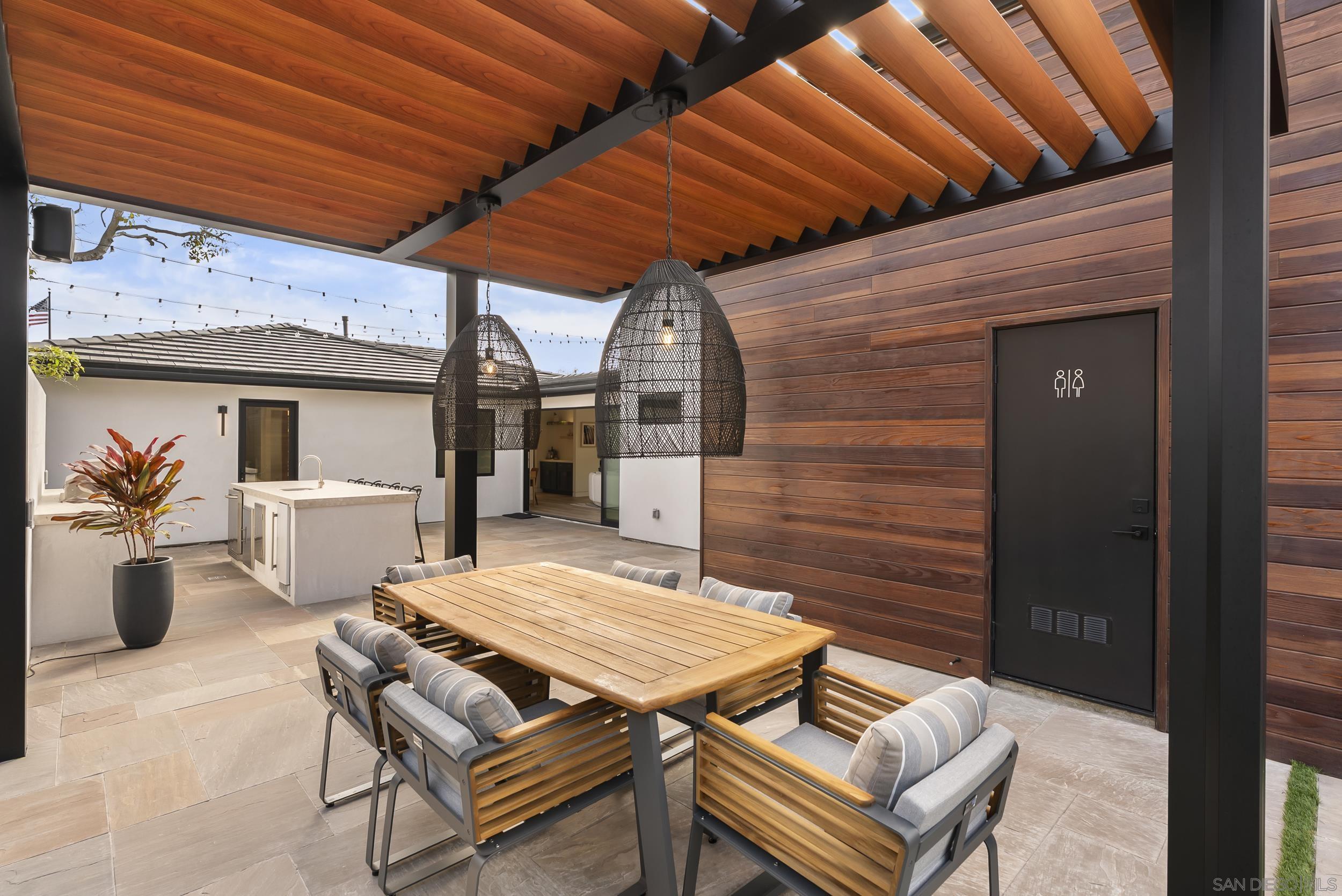 Detail Gallery Image 8 of 33 For 952  Pacific Beach Dr, San Diego,  CA 92109 - 5 Beds | 4/1 Baths