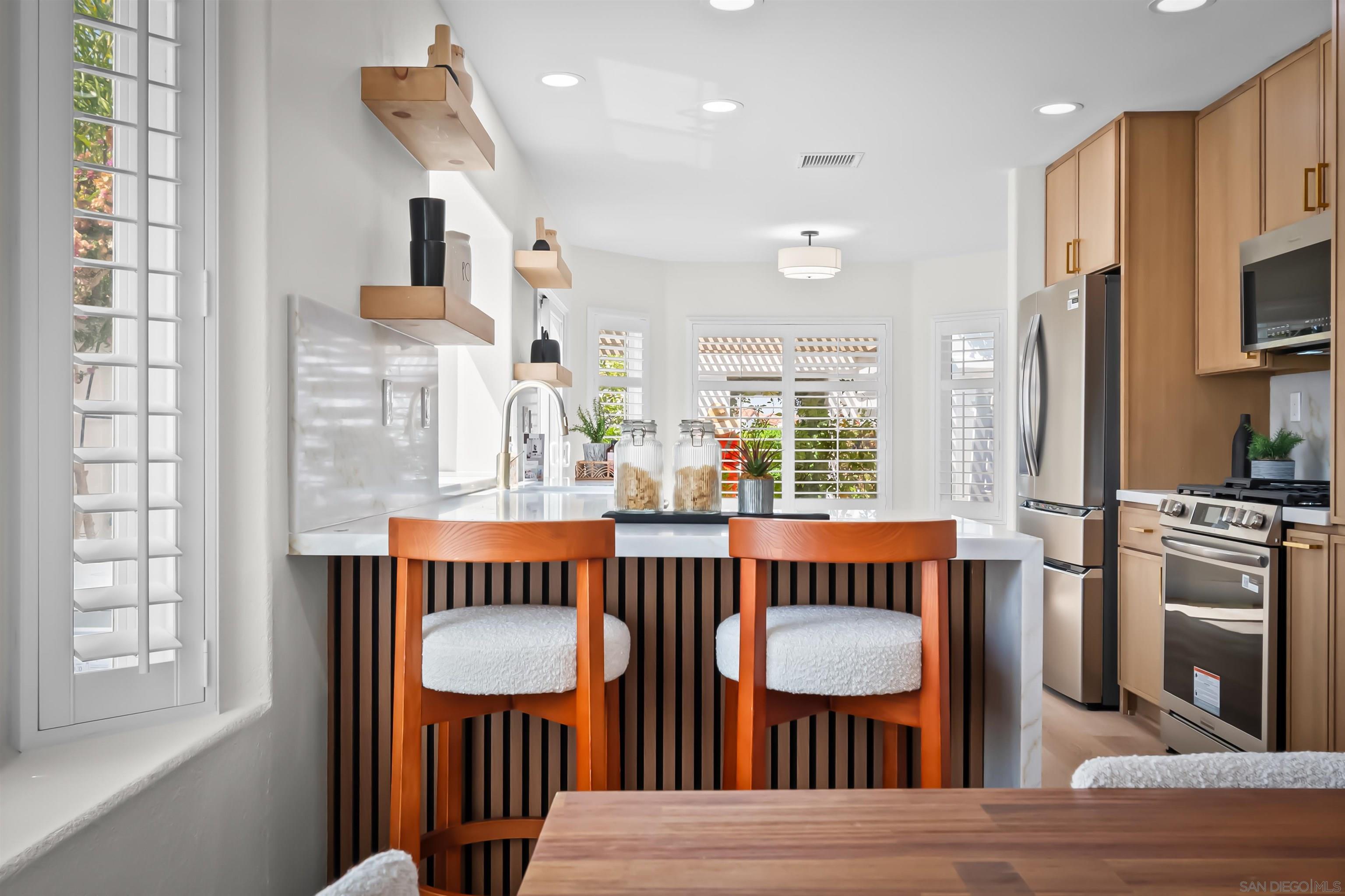 Detail Gallery Image 5 of 47 For 4058  Lemnos Way, Oceanside,  CA 92056 - 2 Beds | 2 Baths