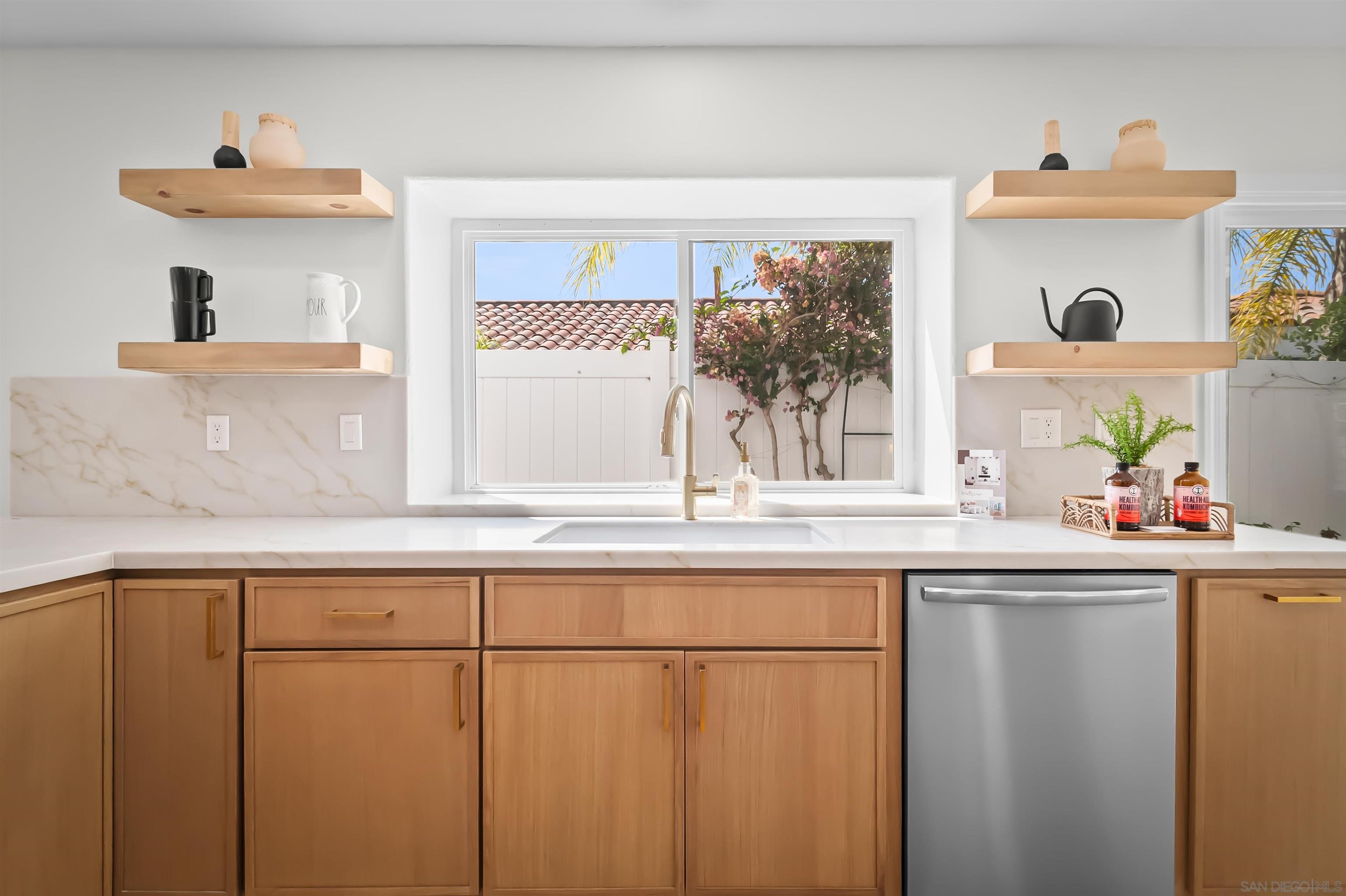 Detail Gallery Image 6 of 47 For 4058  Lemnos Way, Oceanside,  CA 92056 - 2 Beds | 2 Baths