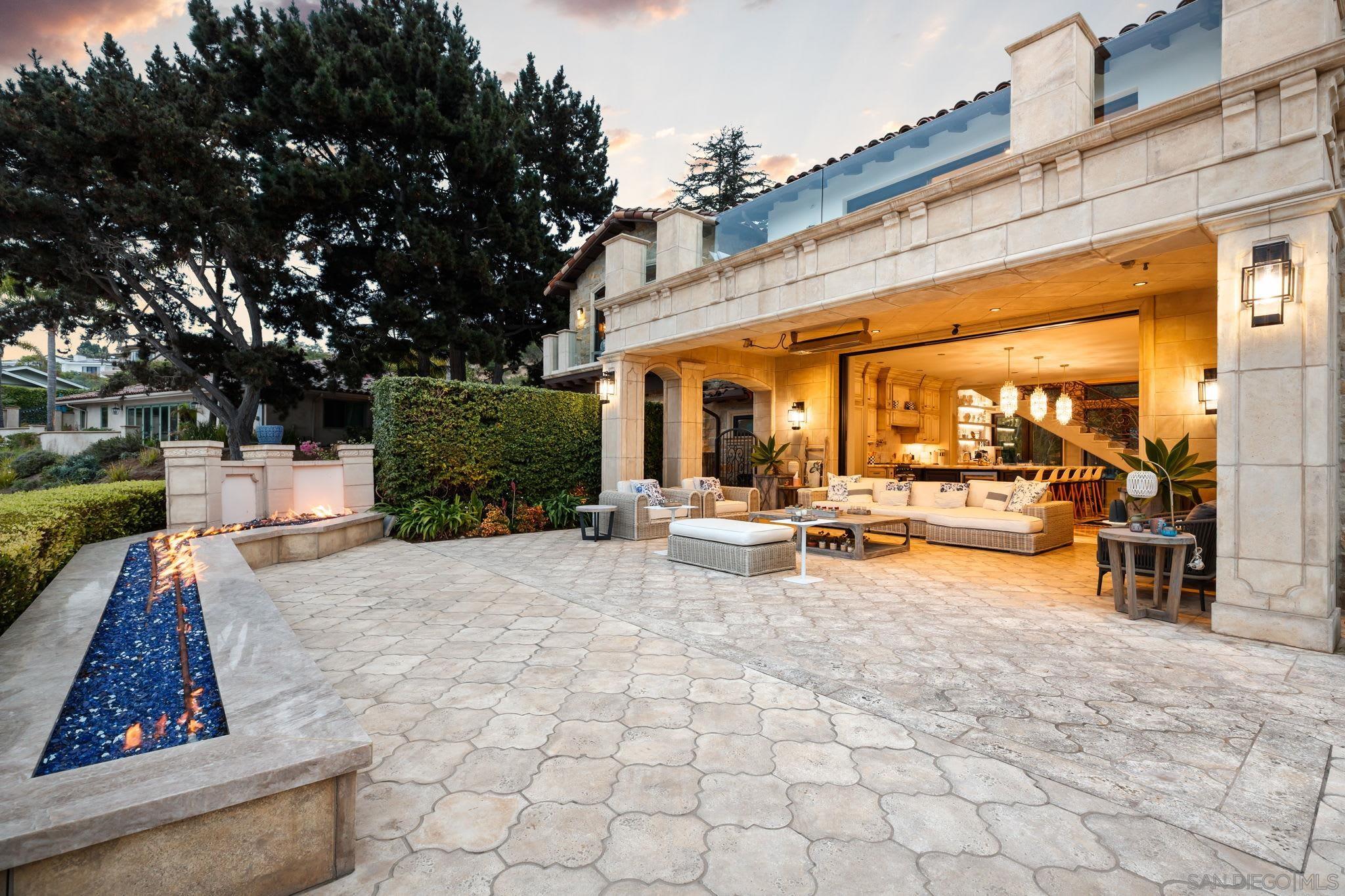 Detail Gallery Image 11 of 67 For 7853  via Capri, La Jolla,  CA 92037 - 6 Beds | 6 Baths