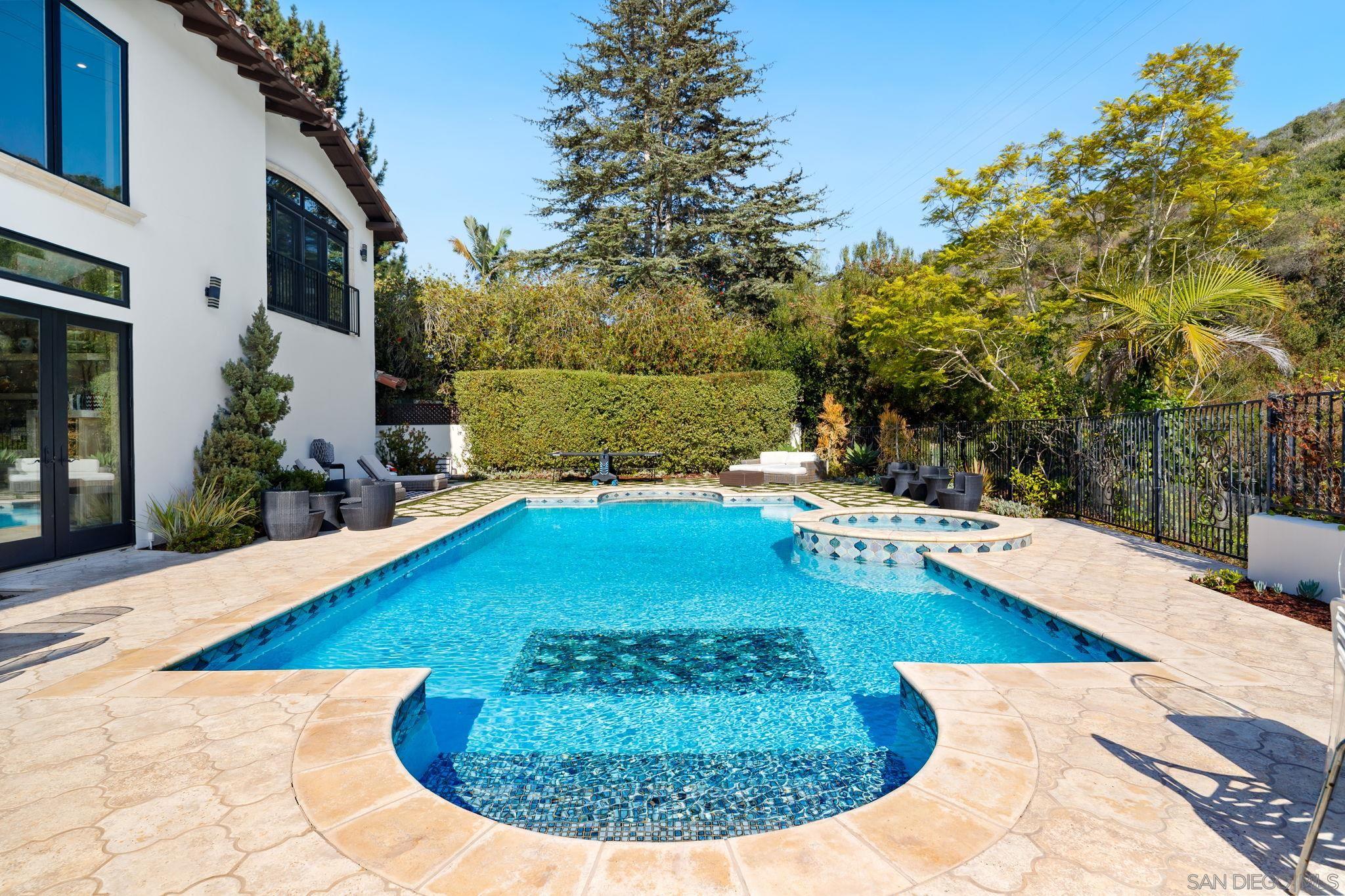 Detail Gallery Image 16 of 67 For 7853  via Capri, La Jolla,  CA 92037 - 6 Beds | 6 Baths