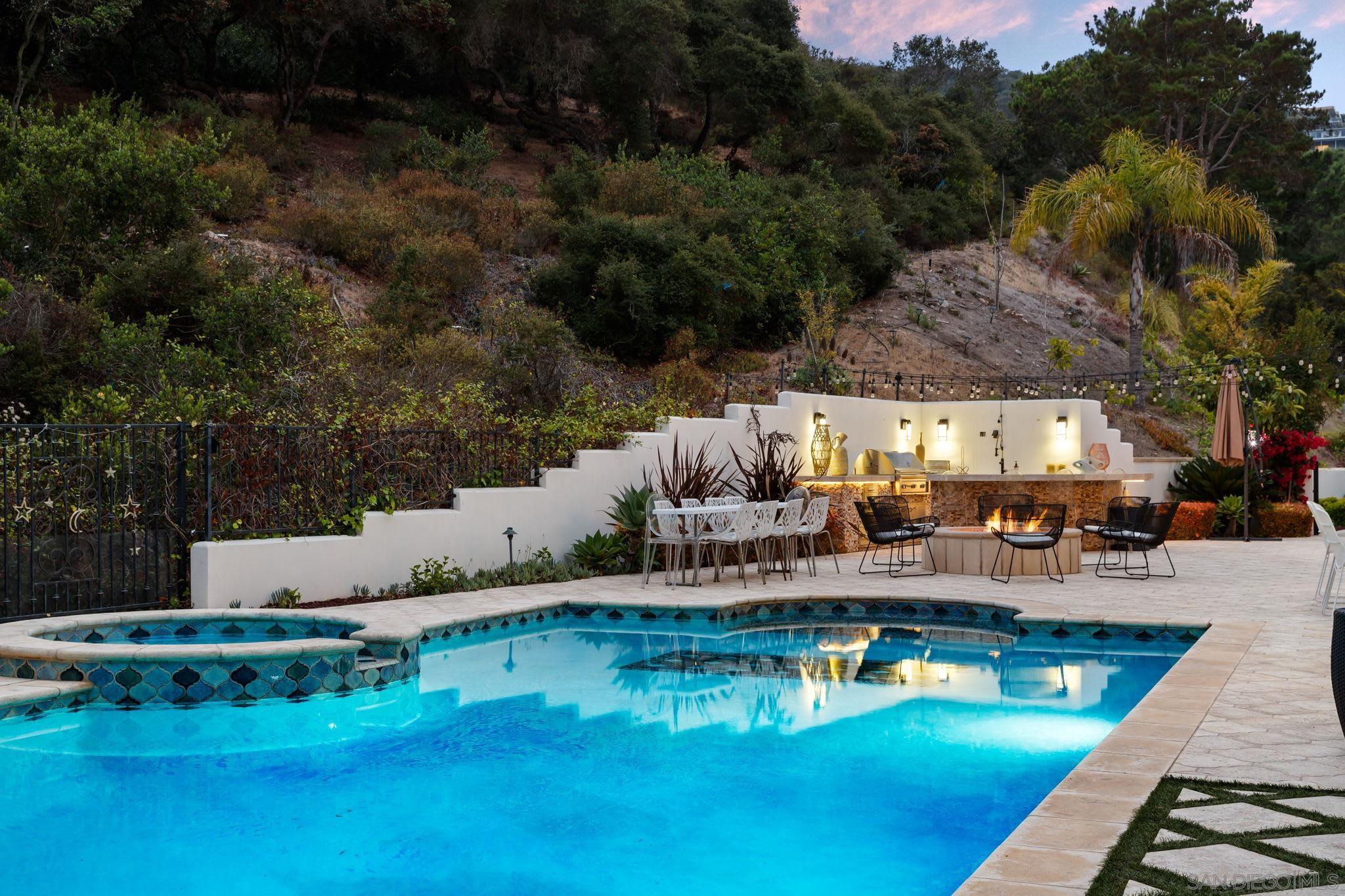 Detail Gallery Image 5 of 67 For 7853  via Capri, La Jolla,  CA 92037 - 6 Beds | 6 Baths