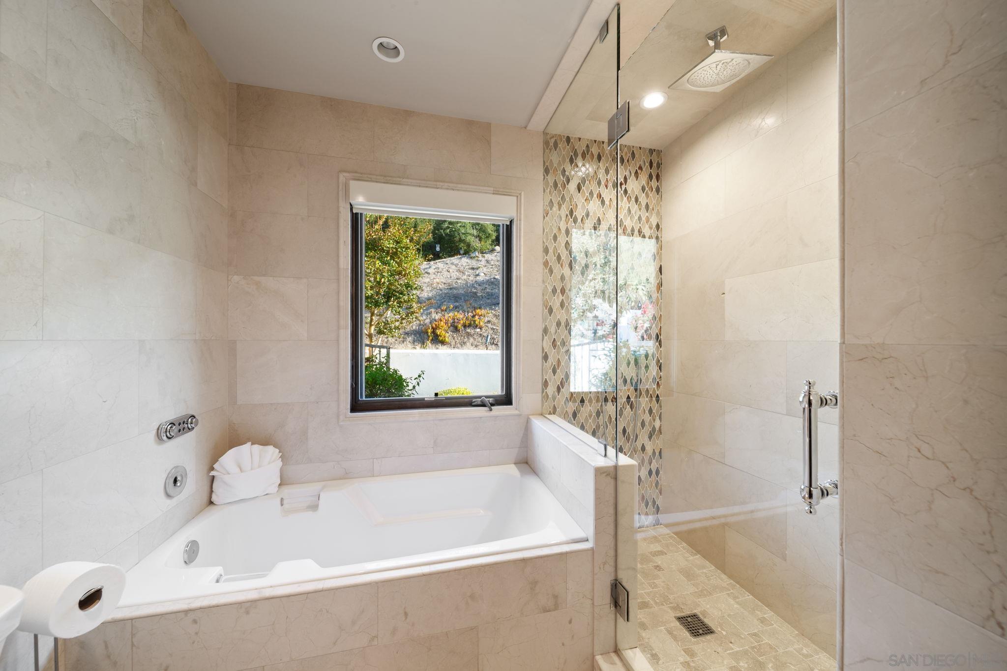 Detail Gallery Image 42 of 67 For 7853  via Capri, La Jolla,  CA 92037 - 6 Beds | 6 Baths