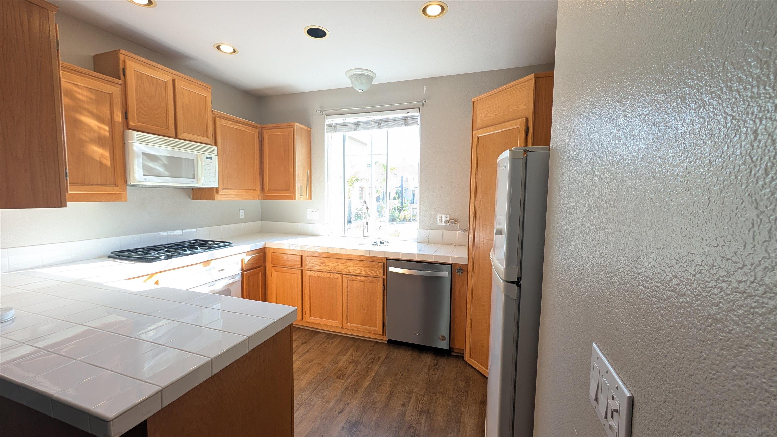 Detail Gallery Image 10 of 23 For 918  Camino De La Reina  52, San Diego,  CA 92108 - 2 Beds | 2/1 Baths