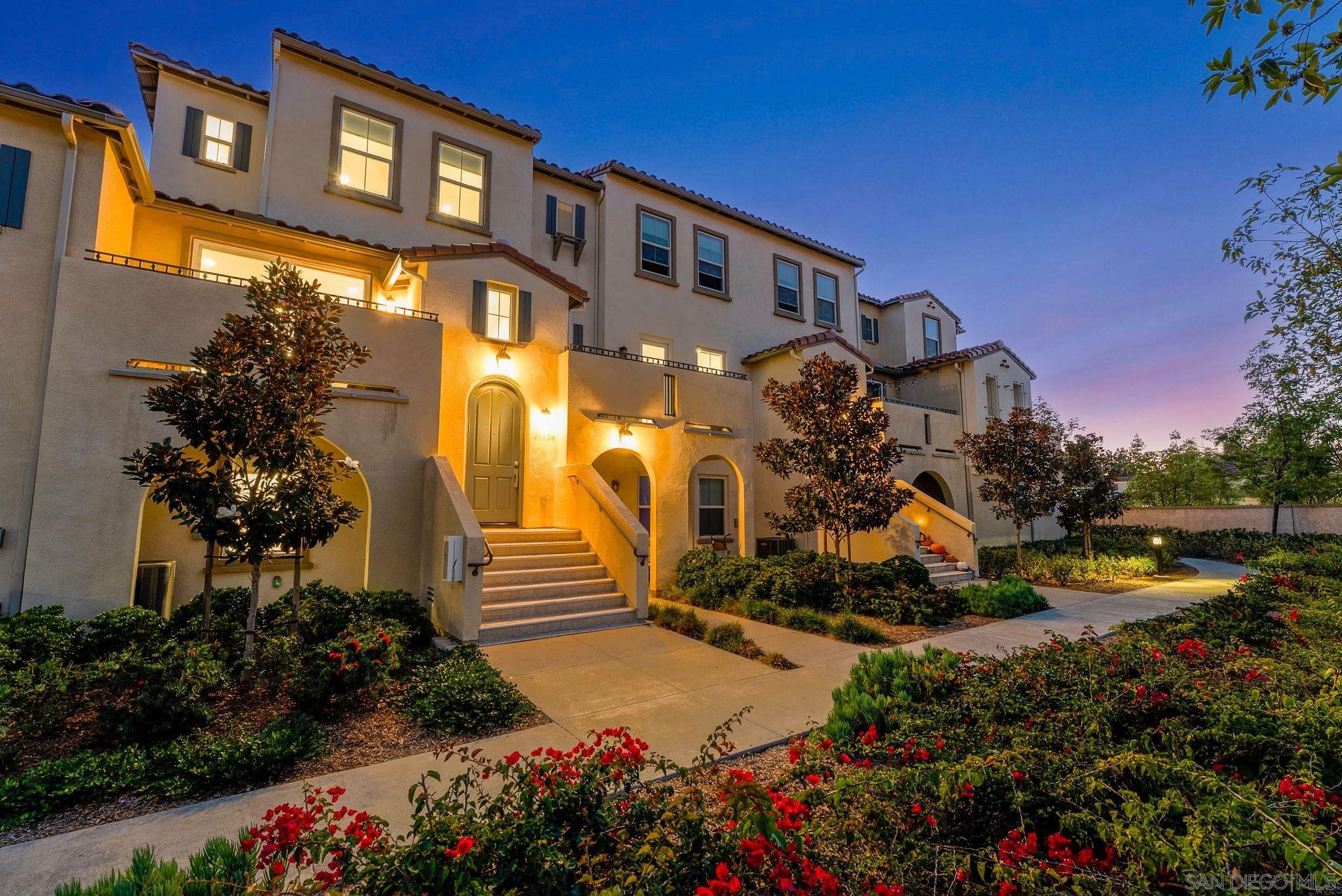 Detail Gallery Image 2 of 42 For 4382  Pacifica Way  #4,  Oceanside,  CA 92056 - 3 Beds | 3/1 Baths
