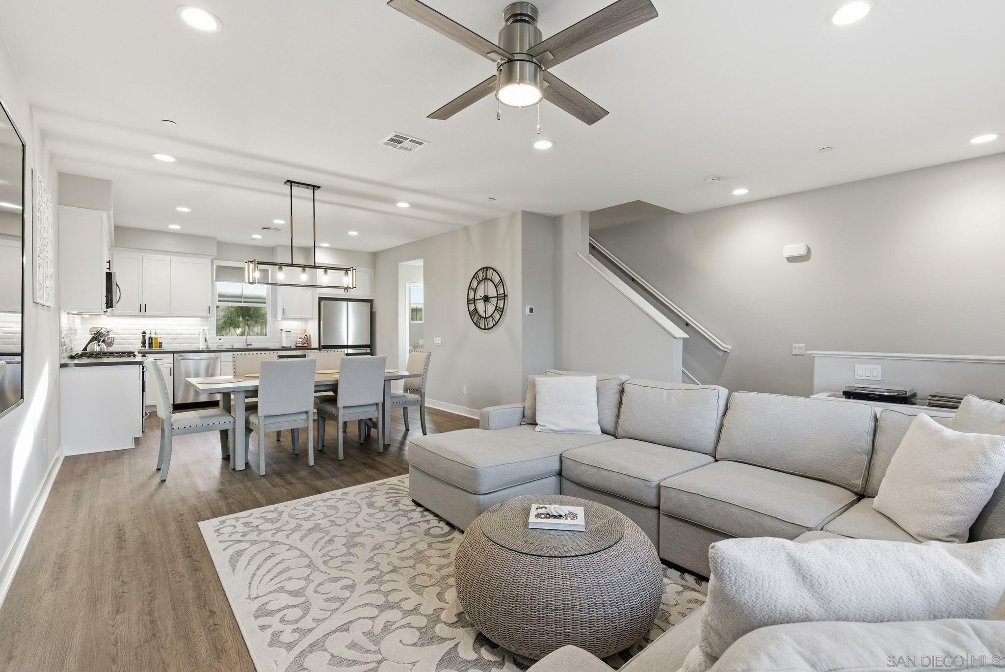 Detail Gallery Image 4 of 42 For 4382  Pacifica Way  #4,  Oceanside,  CA 92056 - 3 Beds | 3/1 Baths